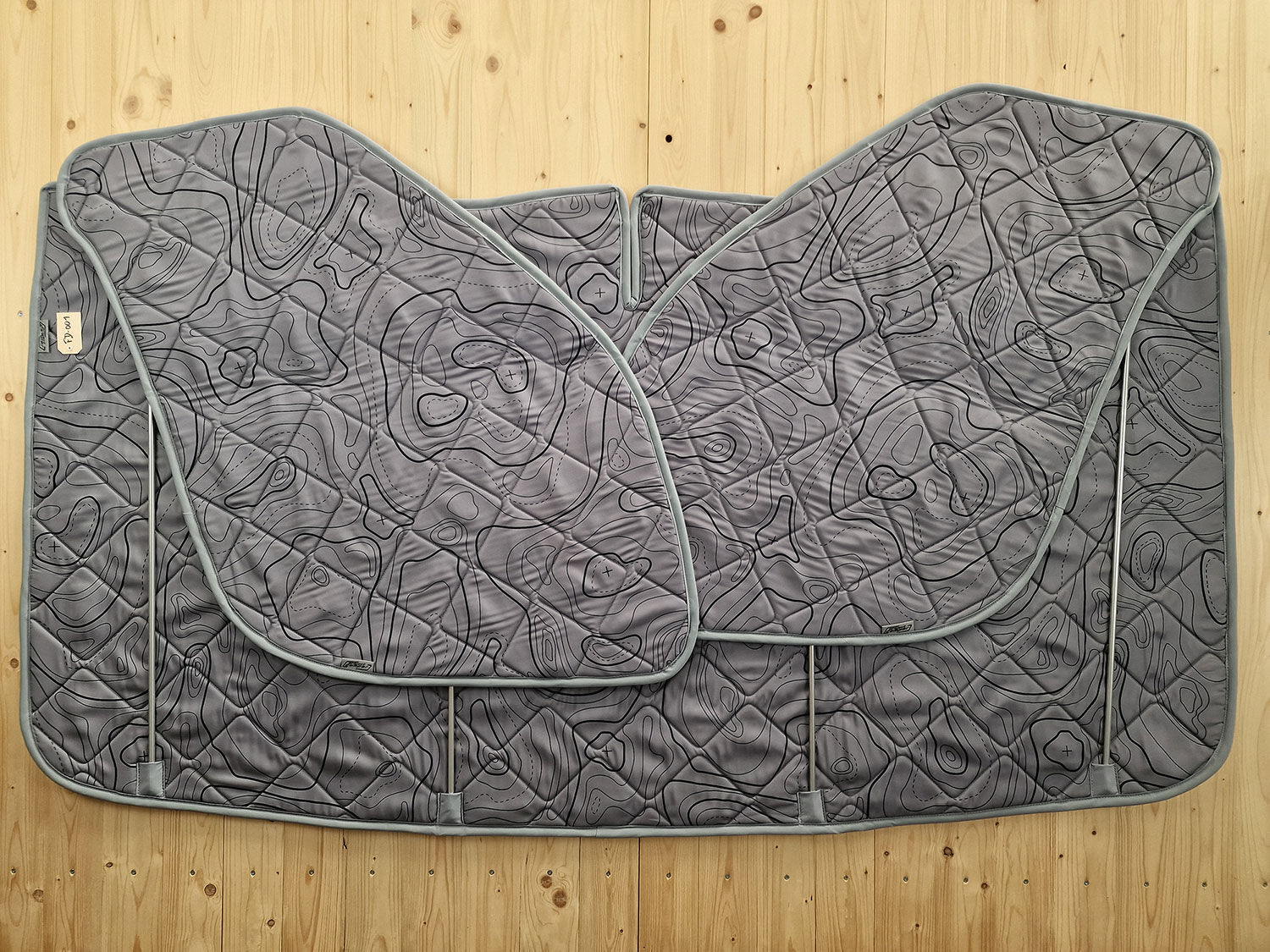 Lagerware: Magnet-Thermomatten Fiat Ducato (und Baugleiche) Cockpit-Set, Innenfarbe DriveDressy Wild Lines Grey, Außenfarbe Lichtgrau