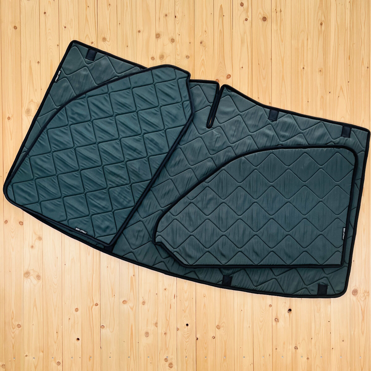 Lagerware: Magnet-Thermomatten VW T6.1 Cockpit-Set [DriveDressy Magic Forest Green/ Schwarz]