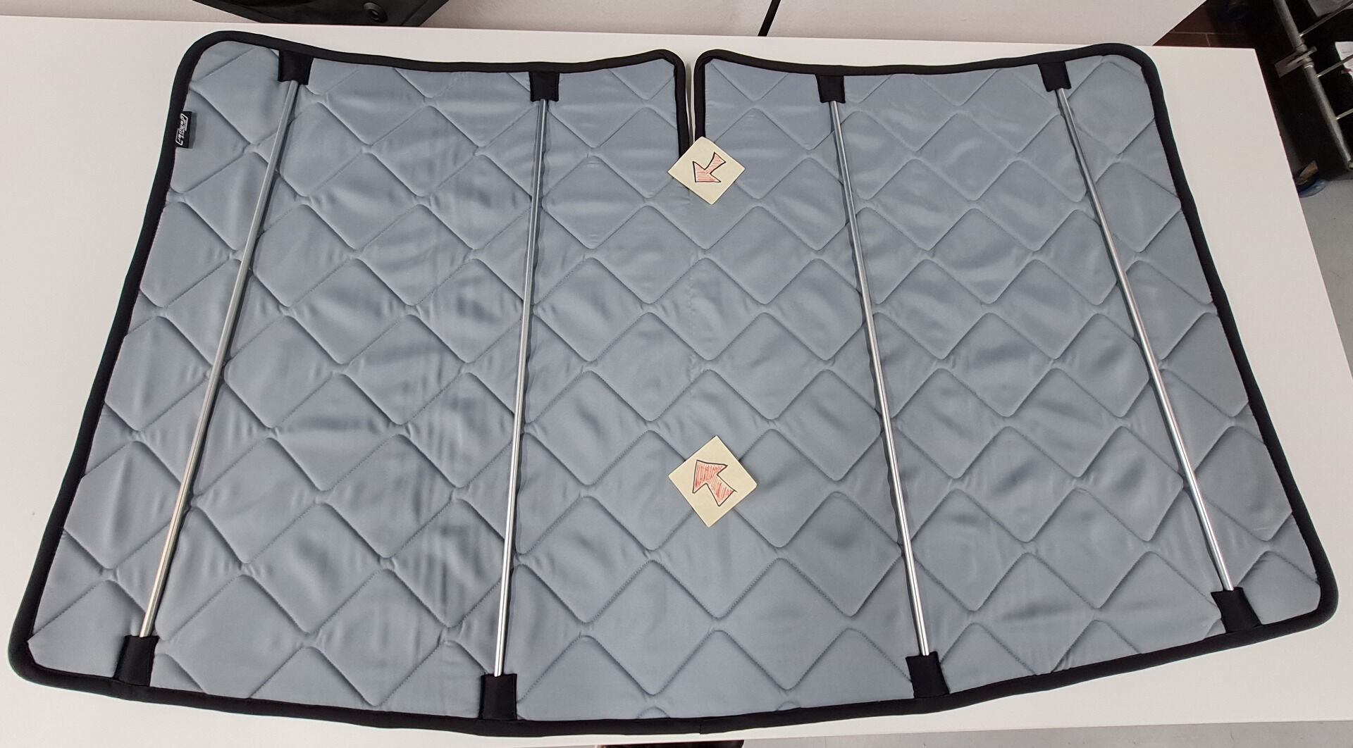 B-Ware: Magnet-Thermomatte VW Caddy Windschutzscheibe mit Innenraum-Rückspiegel [Stone(grau)/Schwarz]