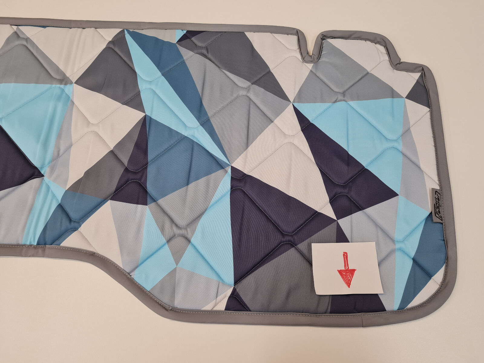 B-Ware: Magnet-Thermomatte Citroen Jumpy, Spacetourer (baugleich: Opel, Peugeot, Pössl, Toyota) Heckscheibe separat öffnend verkleidet (Polygon Ice/Lichtgrau)