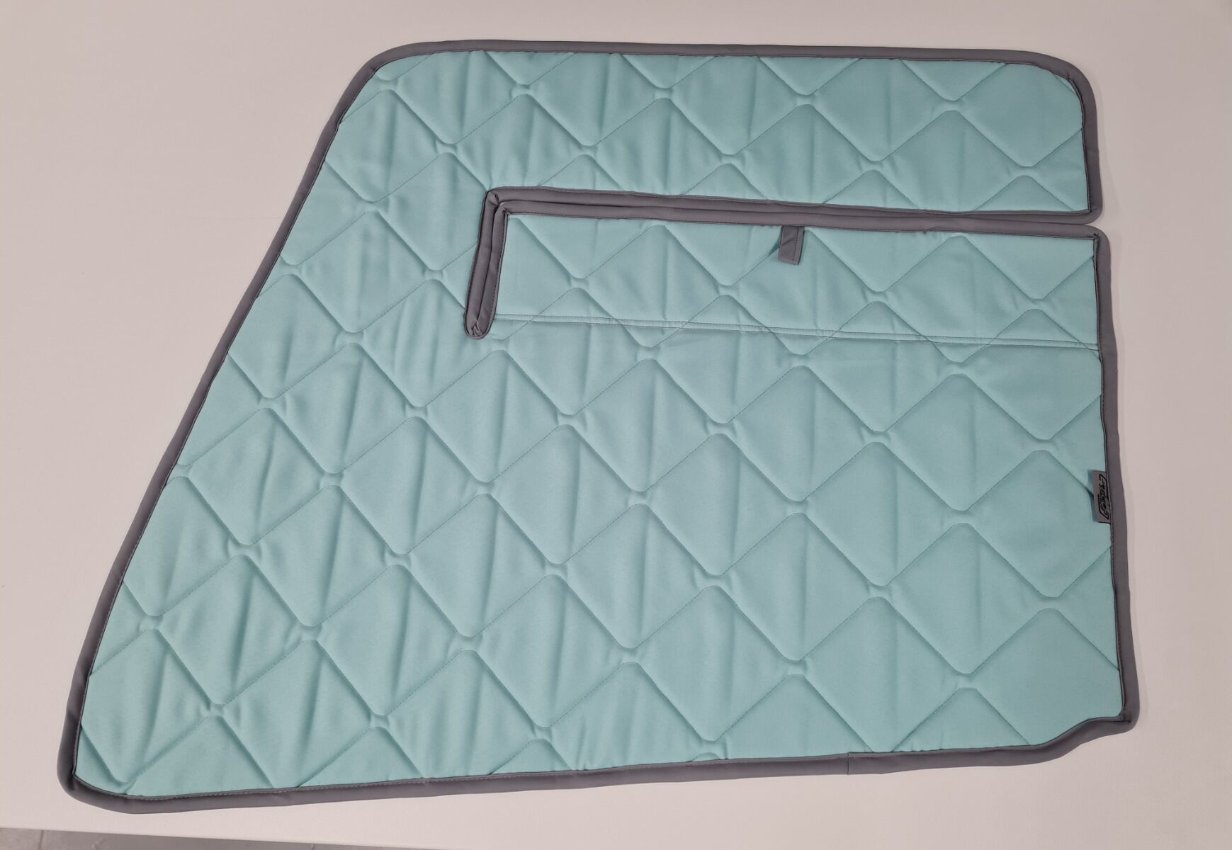 B-Ware: Magnet-Thermomatte Mercedes T 2 und Vario (1986-2013) Seitenscheibe Cockpit Fahrerseite Hochdach mit Klappnaht für Lüftungsgitter [Recycling Türkis/Recycling Türkis]