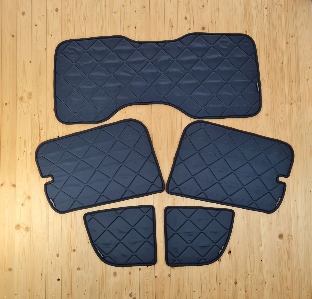 Lagerware: Magnet-Thermomatte Fiat Doblo 2, Opel Combo 4 Wohnraumset [DriveDressy Misty Mountains Blue/ Schwarz]