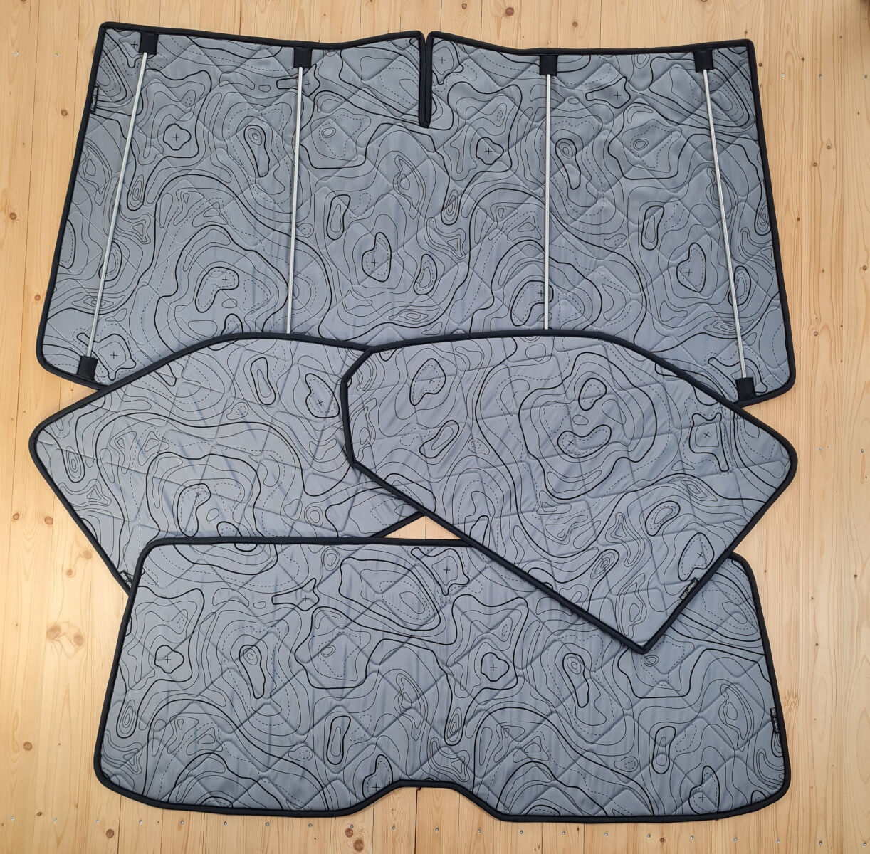 Lagerware: Magnet-Thermomatten VW T5 Cockpit-Set und Heckscheibe [DriveDressy Wild lines grey / Schwarz]