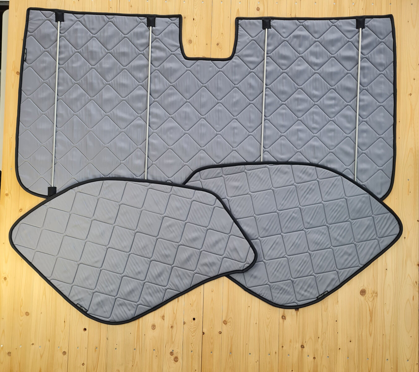 Lagerware: Magnet-Thermomatte Fiat Ducato, Peugeot Boxer u. Citroen Jumper Cockpit-Set und Heckscheibe [DriveDressy grey / Schwarz]