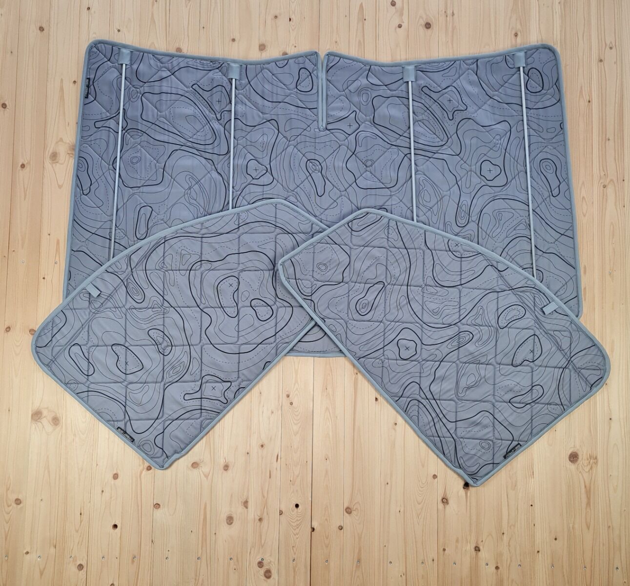 Lagerware: Magnet-Thermomatte Mercedes V-Klasse Cockpit-Set [DriveDressy Wild lines grey / Lichtgrau]