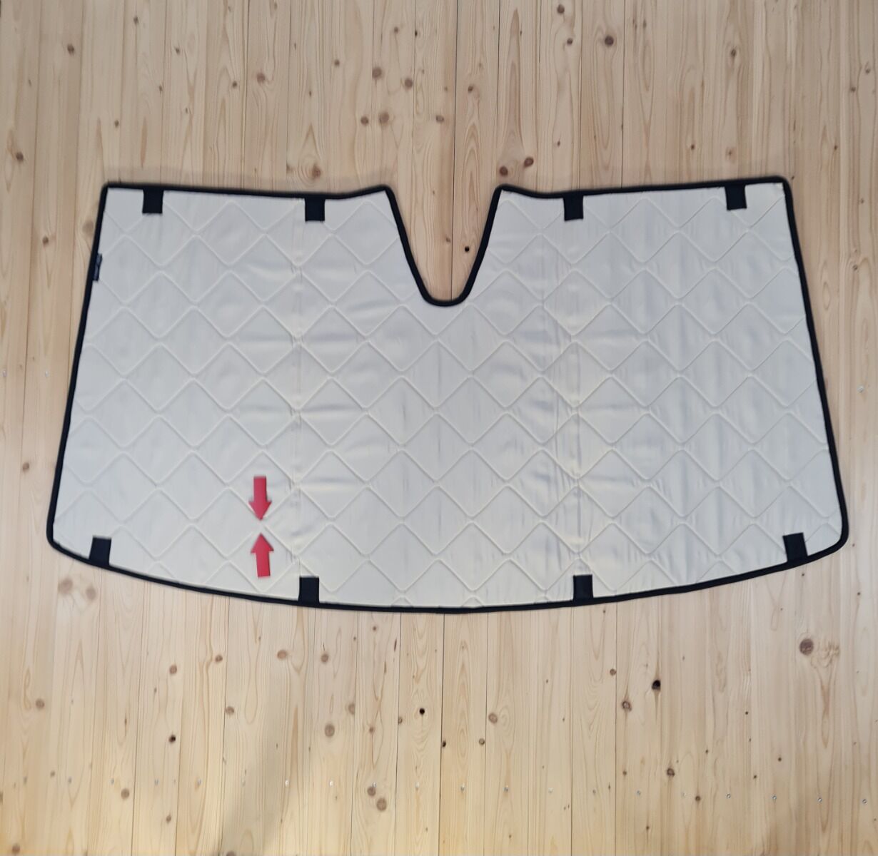 B-Ware: Magnet-Thermomatte VW T6.1 Windschutzscheibe mit Innenraum-Rückspiegel und mit großem v-förmigem Gehäuse [Drive Dressy Vintage Leaves Beige / Schwarz]