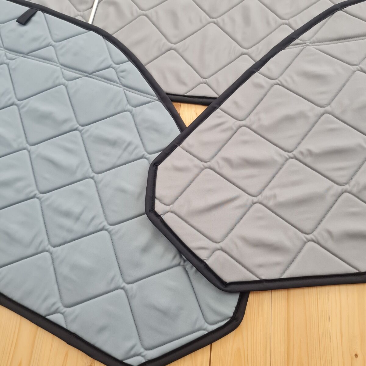 Lagerware: Magnet-Thermomatten VW T5 Cockpit-Set mit Klappnaht für Lüftungsgitter [Grau (Stone) / Schwarz]