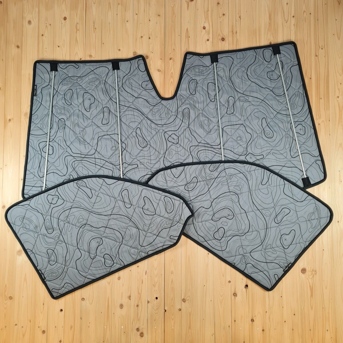 Lagerware: Magnet-Thermomatten VW T6.1 Cockpit-Set mit großem v-förmigem Gehäuse [DriveDressy Wild Lines Grey / Schwarz]