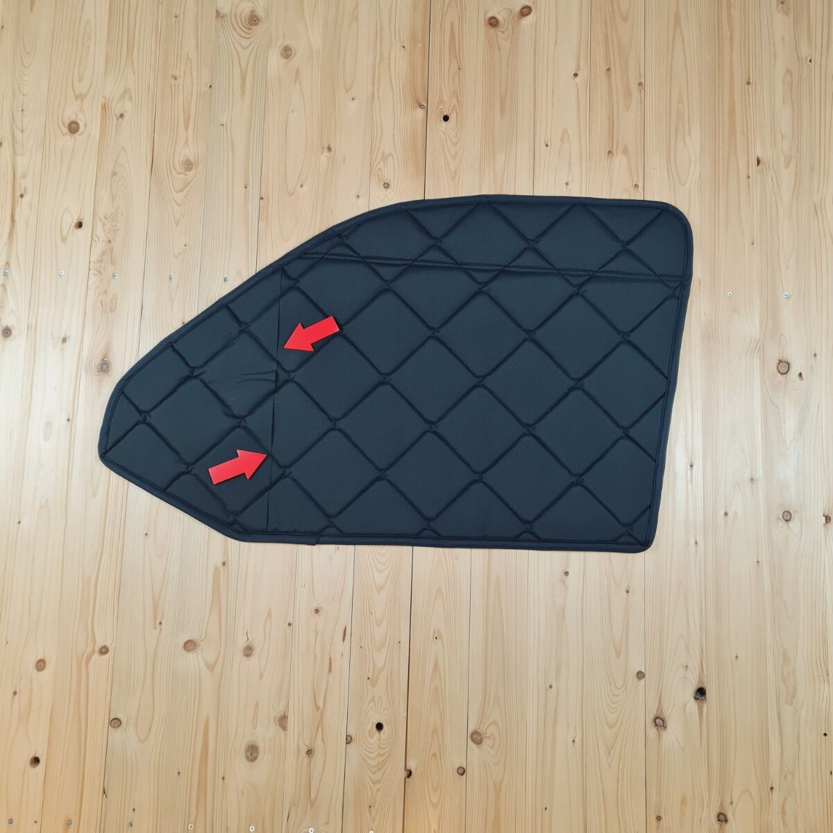 B-Ware: Magnet-Thermomatte VW T6 Seitenscheibe Cockpit Fahrerseite mit Klappnaht für Lüftungsgitter [Apona Tiki Mask Schwarz / Schwarz]