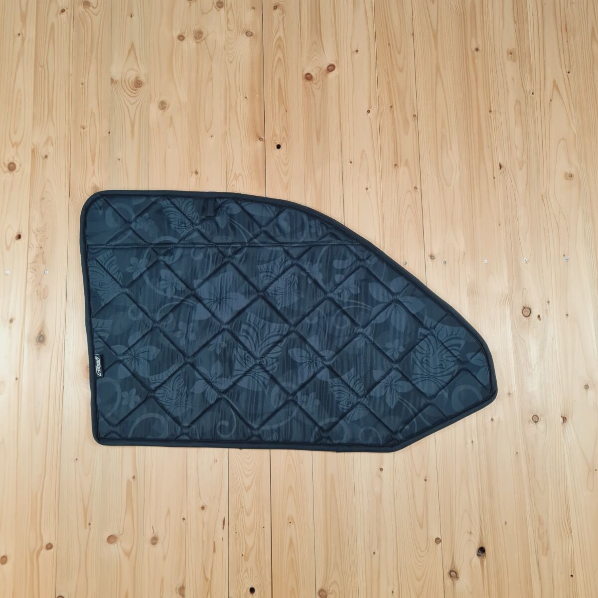 B-Ware: Magnet-Thermomatte VW T6 Seitenscheibe Cockpit Fahrerseite mit Klappnaht für Lüftungsgitter [Apona Tiki Mask Schwarz / Schwarz]