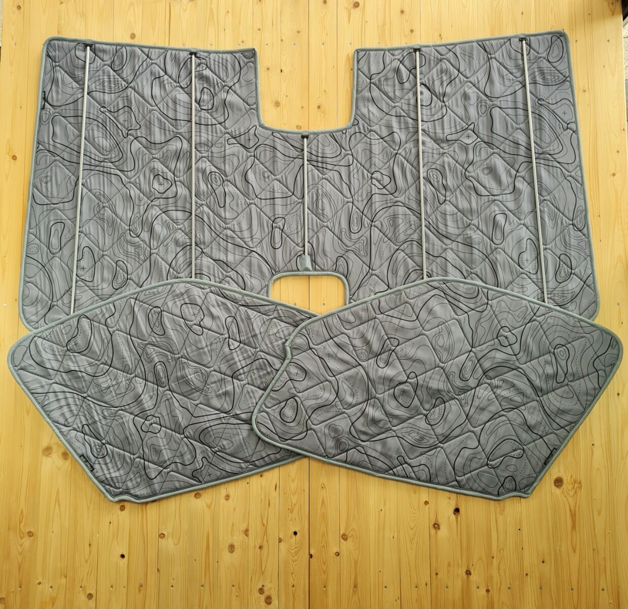 Lagerware: Magnet-Thermomatten Mercedes Sprinter 3 (fast) Komplettset hintere Seitenscheiben fehlen [DriveDressy Wild Lines Grey /Lichtgrau]