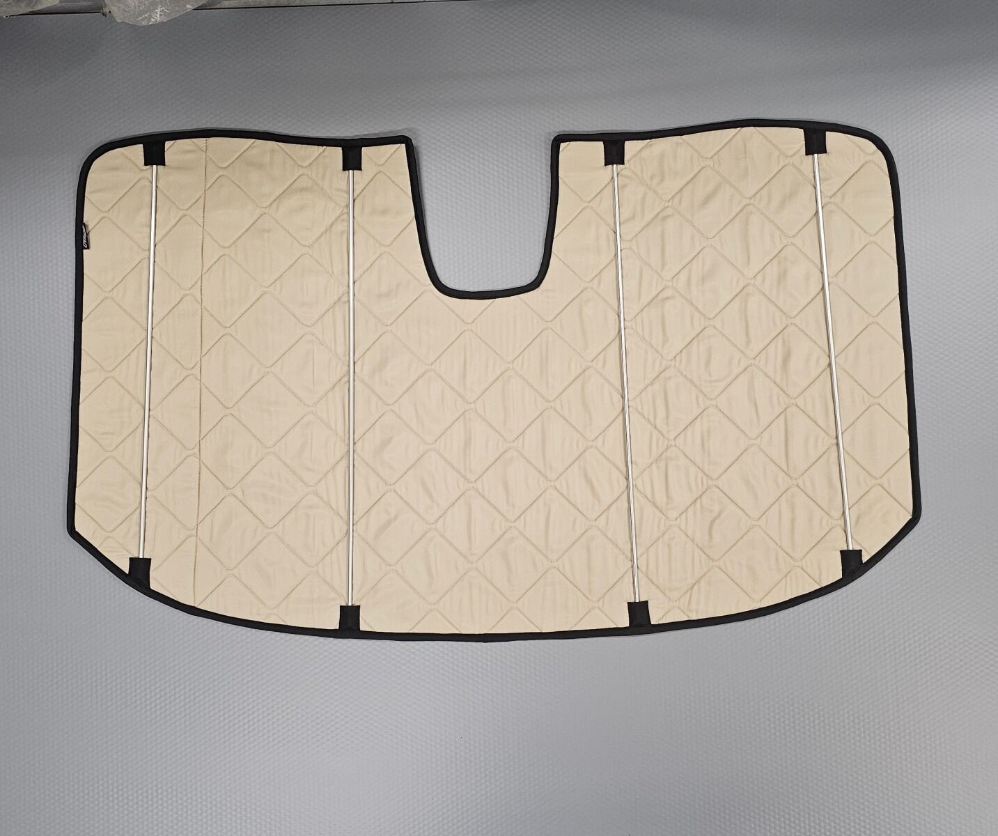 B-Ware: Magnet-Thermomatte Ford Transit und Tourneo Custom Windschutzscheibe mit und ohne Innenraum-Rückspiegel mit Kunststoffgehäuse [Sand (Beige) / Schwarz]