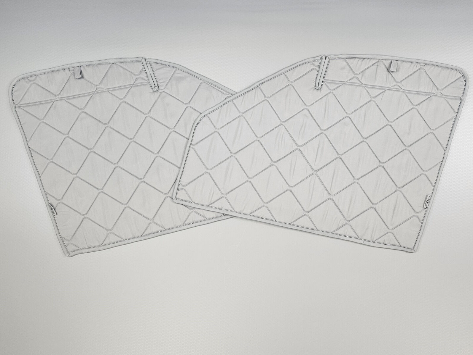 Lagerware:  Cockpitseitenscheibenset VW Crafter 2 mit Klappnaht für Lüftungsgitter [Stone grau / Lichtgrau]