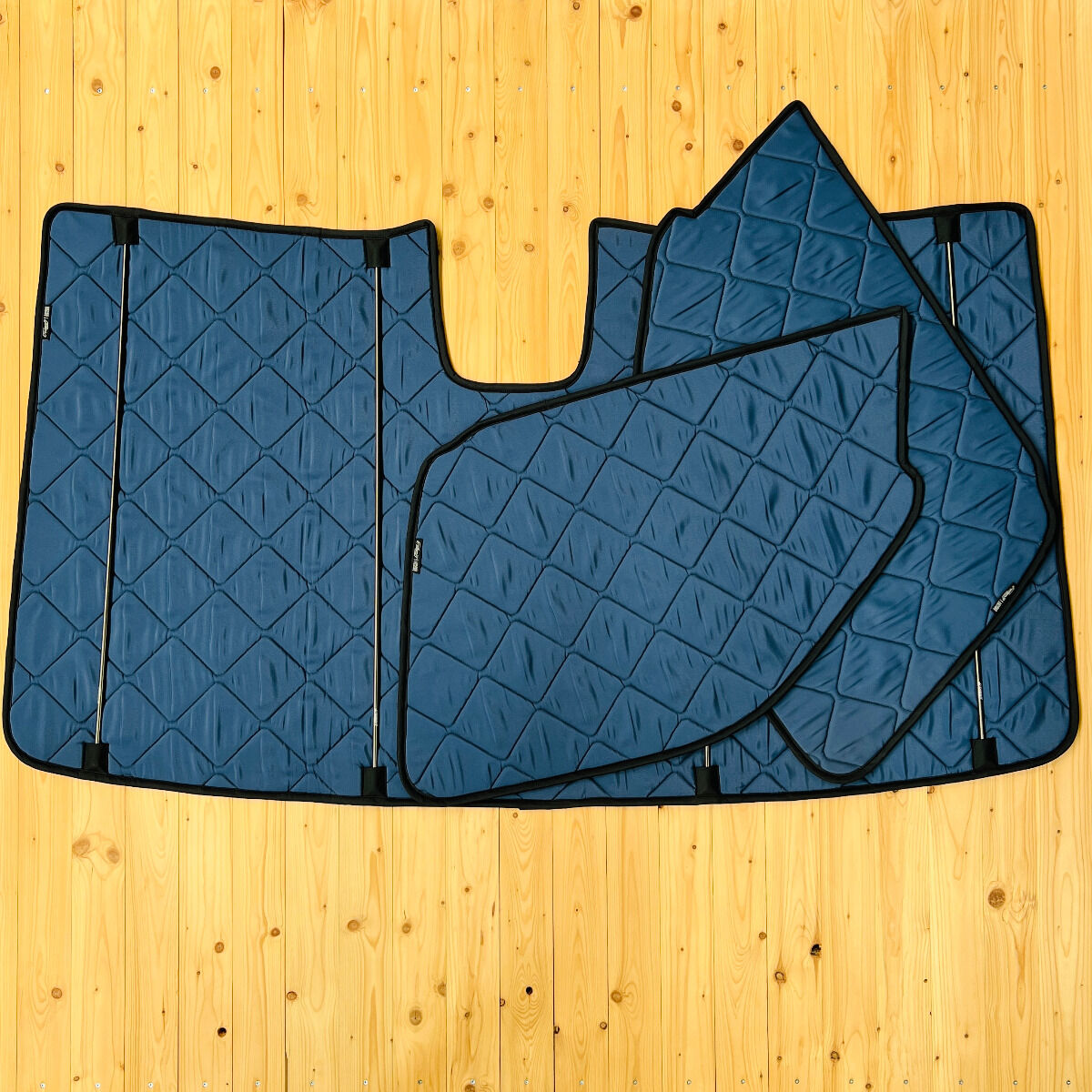 Lagerware: Magnet-Thermomatten VW Crafter und Mercedes Sprinter Cockpit-Set mit Haltegriffen (2006-2018) [DriveDressy Misty Mountains Blue/ Schwarz]