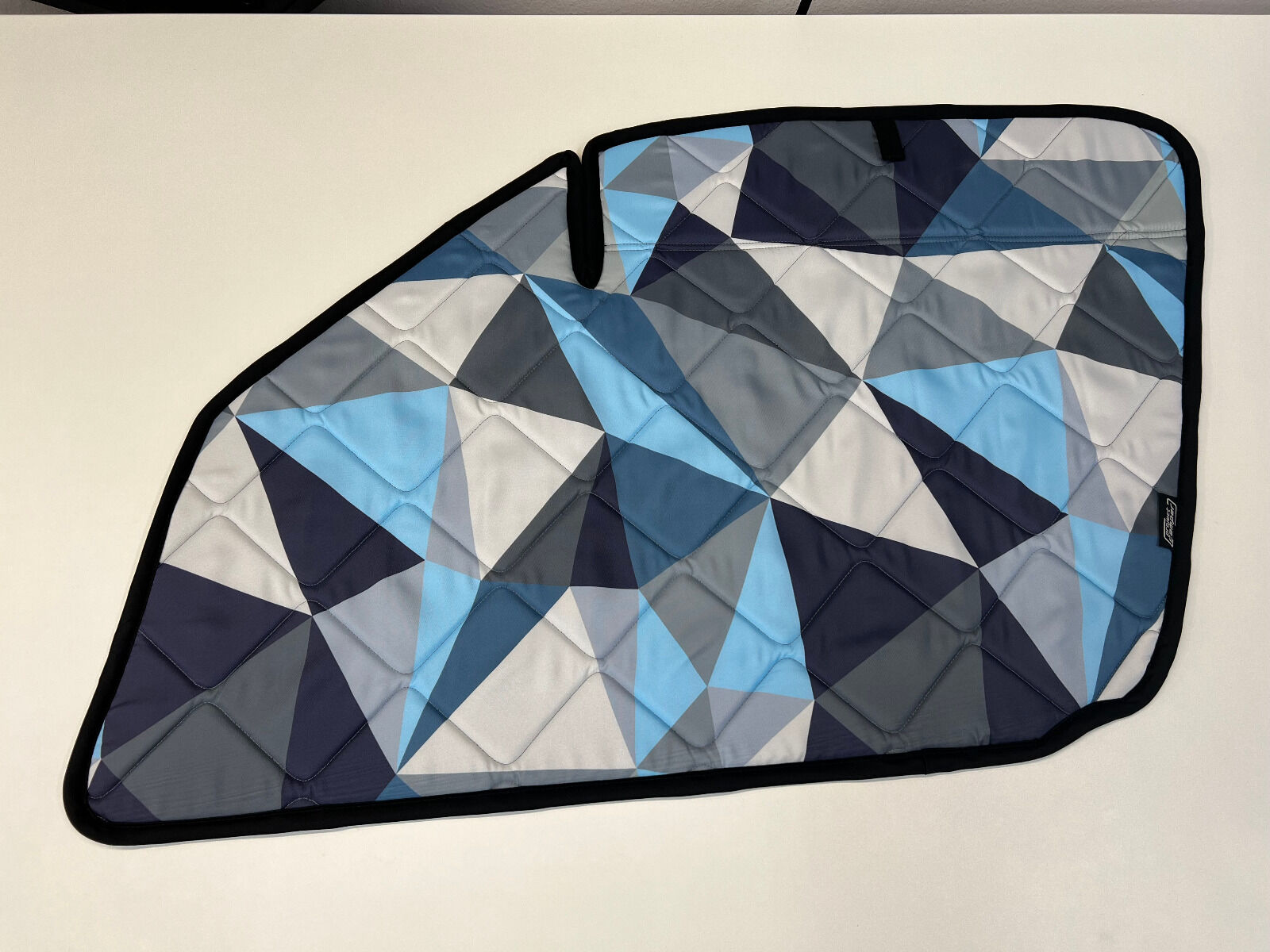 B-Ware: Magnet-Thermomatte VW Crafter und Mercedes Sprinter Seitenscheibe Cockpit Beifahrerseite mit Klappnaht für Lüftungsgitter [Polygon Ice/Schwarz]