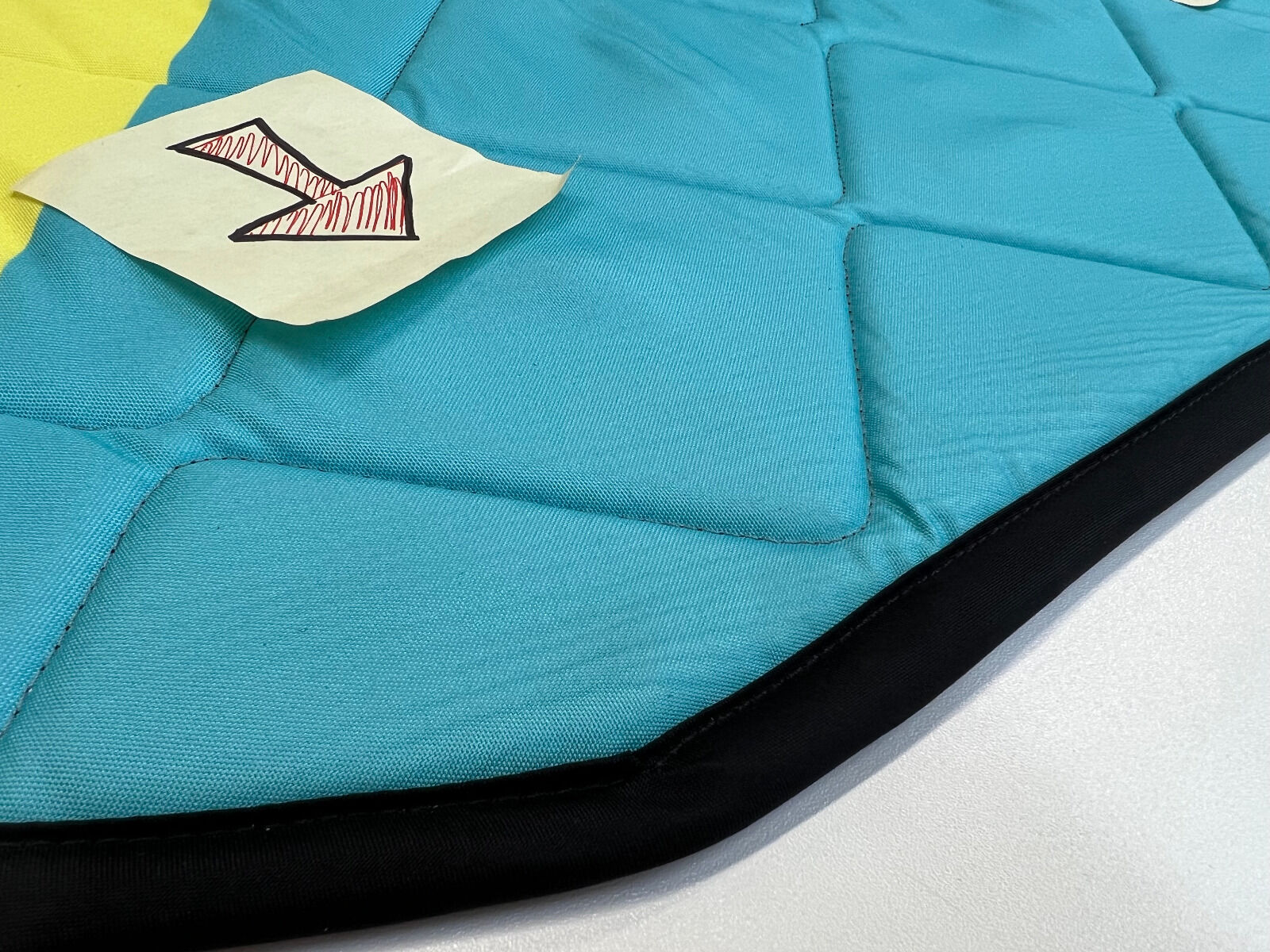 B-Ware: Magnet-Thermomatte VW T6 Seitenscheibe Cockpit Beifahrerseite mit Klappnaht für Lüftungsgitter [Sunbeam Candy/Schwarz]