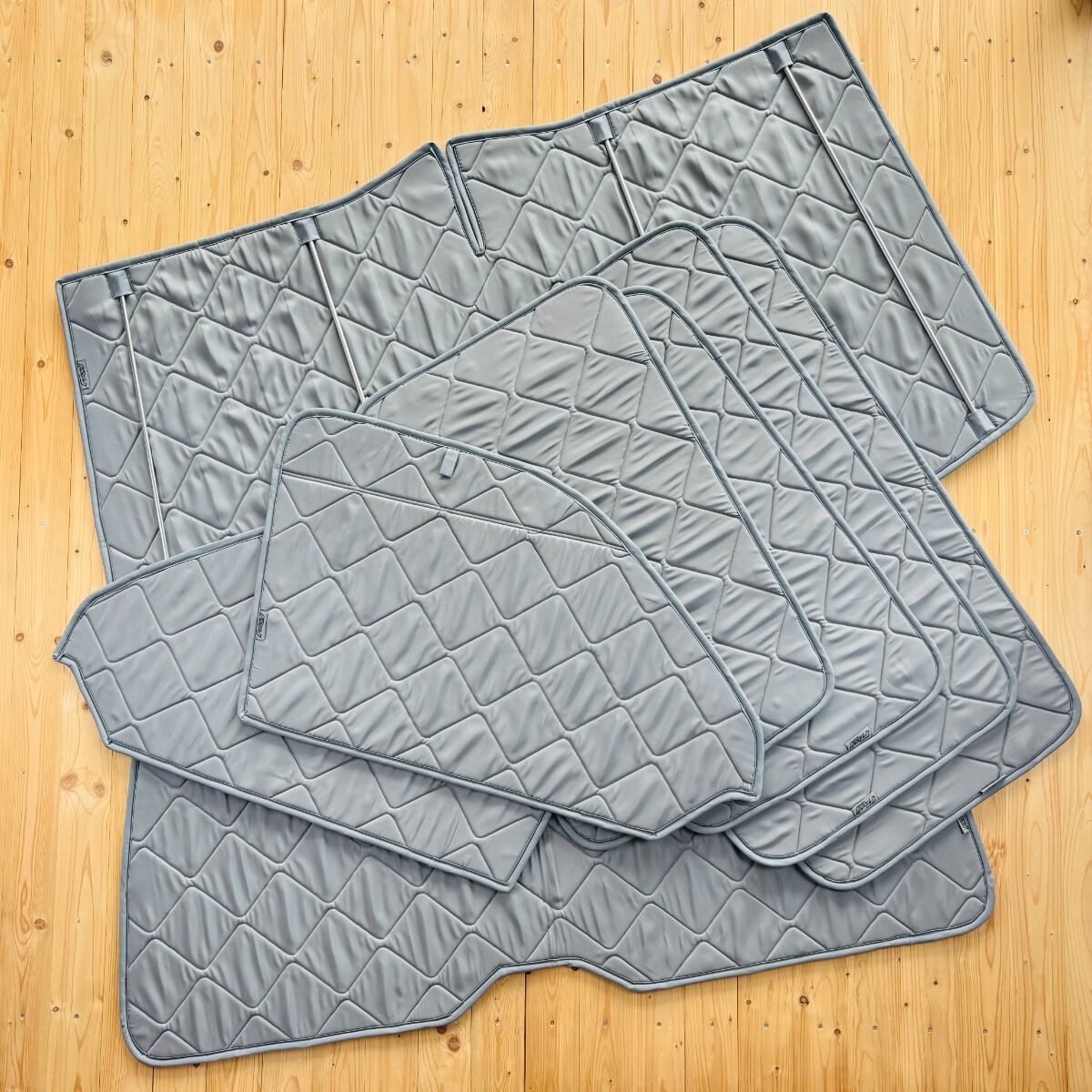 Lagerware: Magnet-Thermomatten VW T6.1 Komplett-Set mit Klappnähten [Stone (Grau) / Lichtgrau]