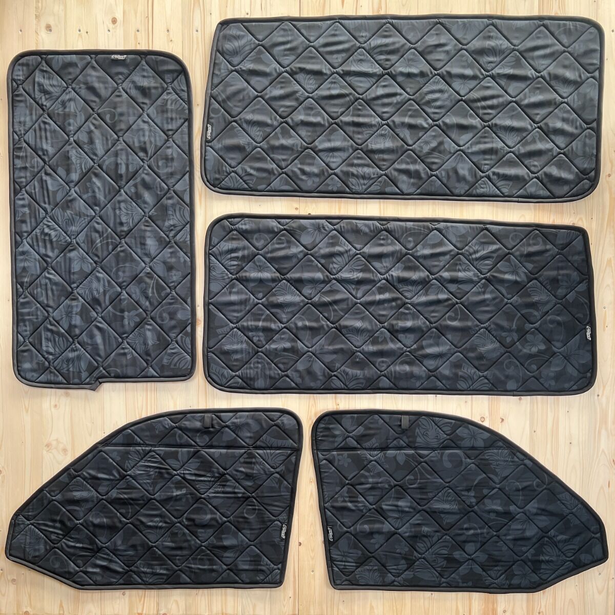 B-Ware: Magnet-Thermomatte VW T6 Seitenscheibe hinten Fahrerseite langer Radstand  [Tiki Mask Schwarz/ Schwarz]