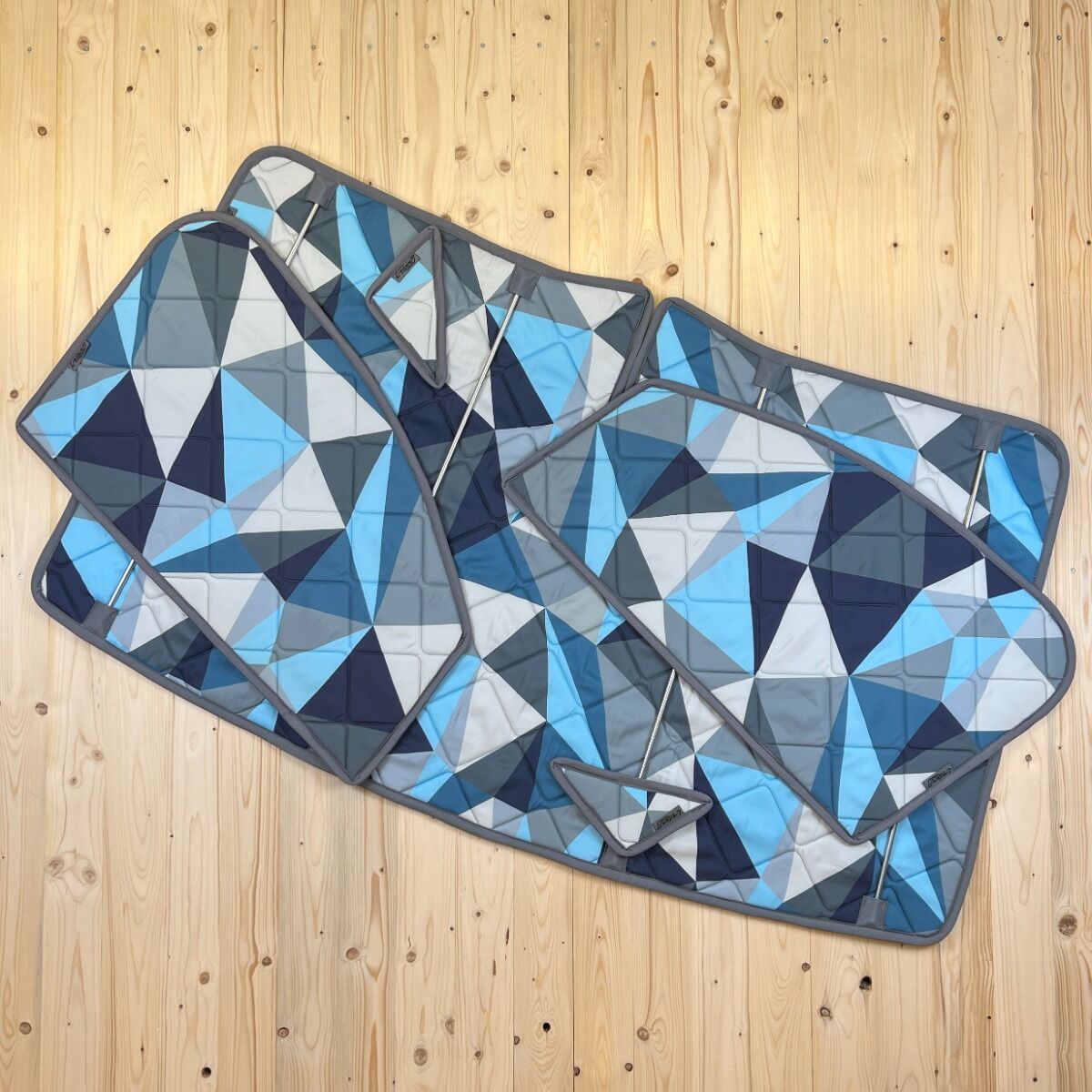 Lagerware: Magnet-Thermomatten VW Caddy 3 und 4 Cockpit-Set [Polygon ICE / Lichtgrau]