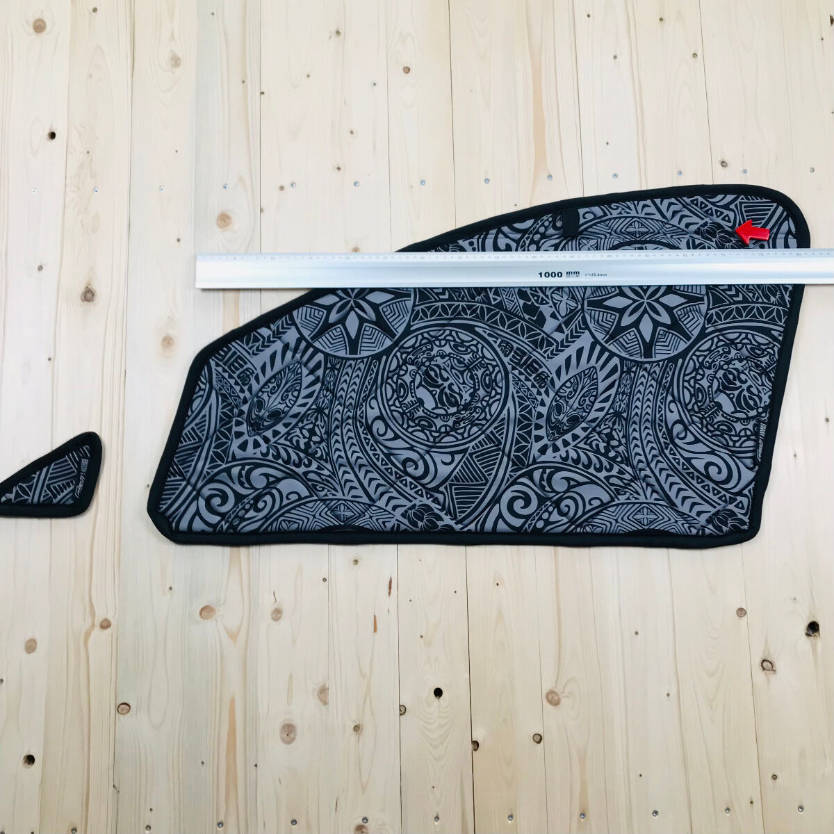B-Ware: Magnet-Thermomatte VW Caddy 5 Seitenscheibe Cockpit Beifahrerseite mit Klappnaht für Lüftungsgitter (inkl. kleiner Dreiecksscheibe) [Drive Dressy Hawaii Dream/ Schwarz]