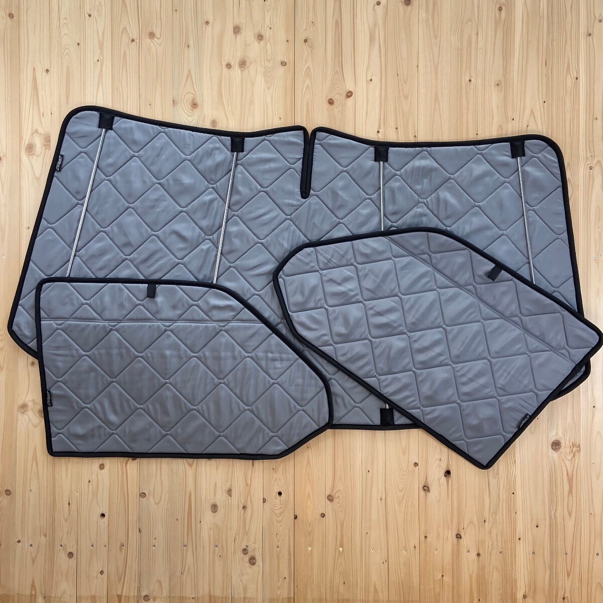 Lagerware: Magnet-Thermomatten VW T4 Cockpit-Set mit Klappnähten [Grau (Stone)/Schwarz]