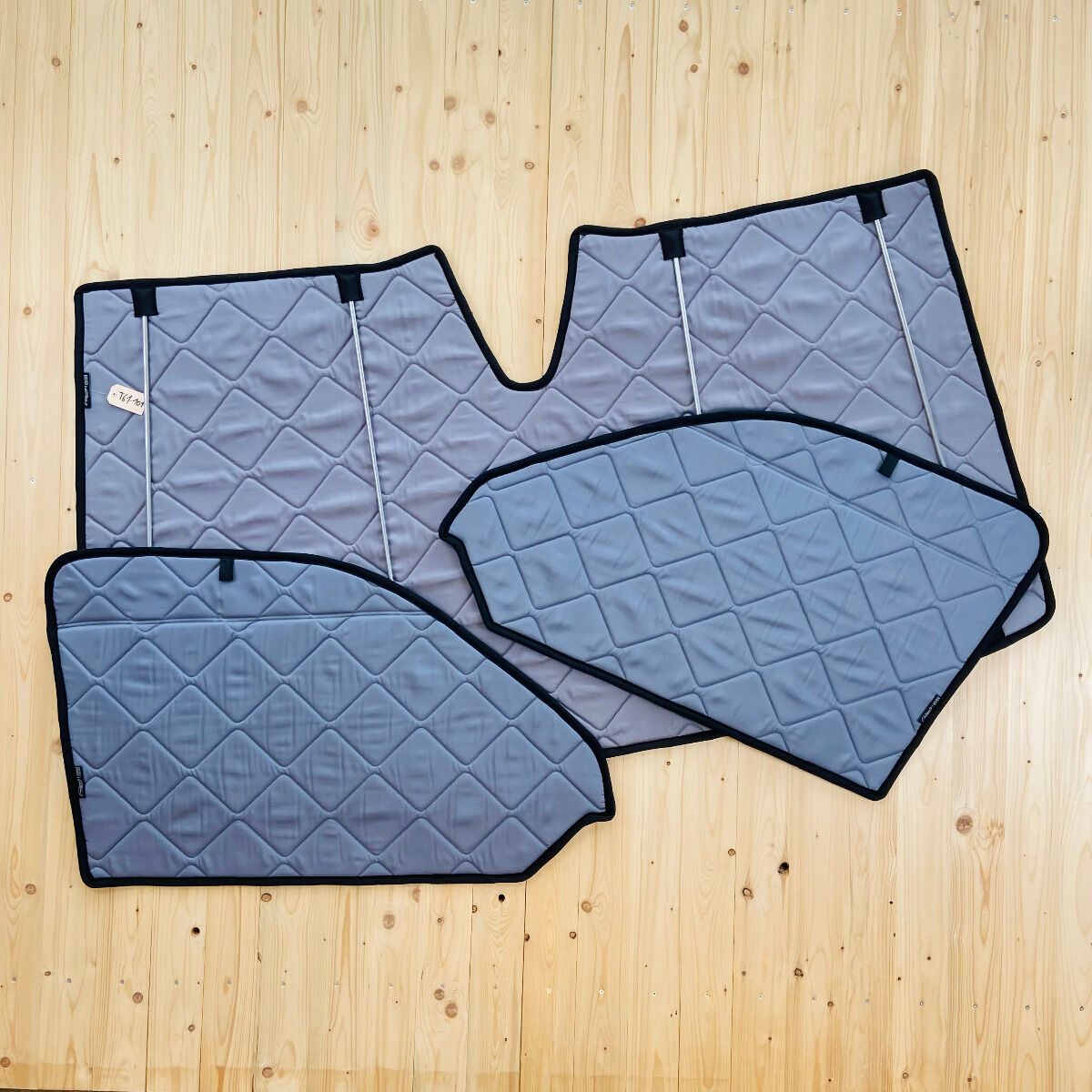 Lagerware: Magnet-Thermomatte VW T6.1 Cockpit-Set mit Innenraum-Rückspiegel und großem v-förmigem Gehäuse [DriveDressy Grey/ Schwarz]