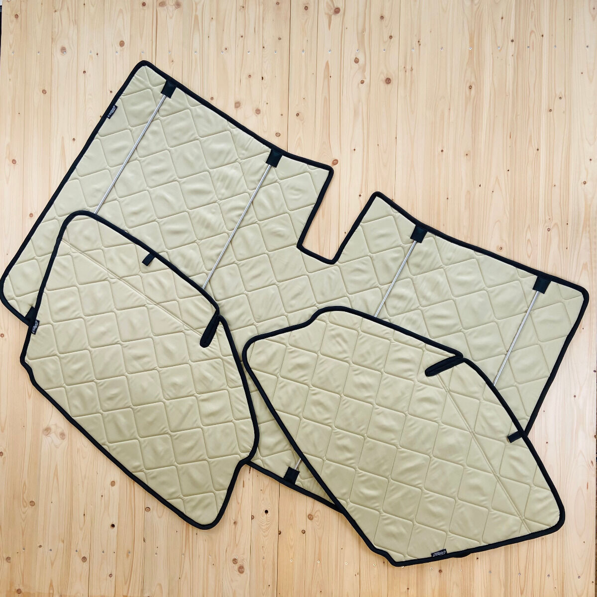 Lagerware: Magnet-Thermomatte Mercedes Sprinter Cockpit-Set mit Haltegriff und Klappnaht für Lüftungsgitter  [Sand (Beige) / Schwarz]