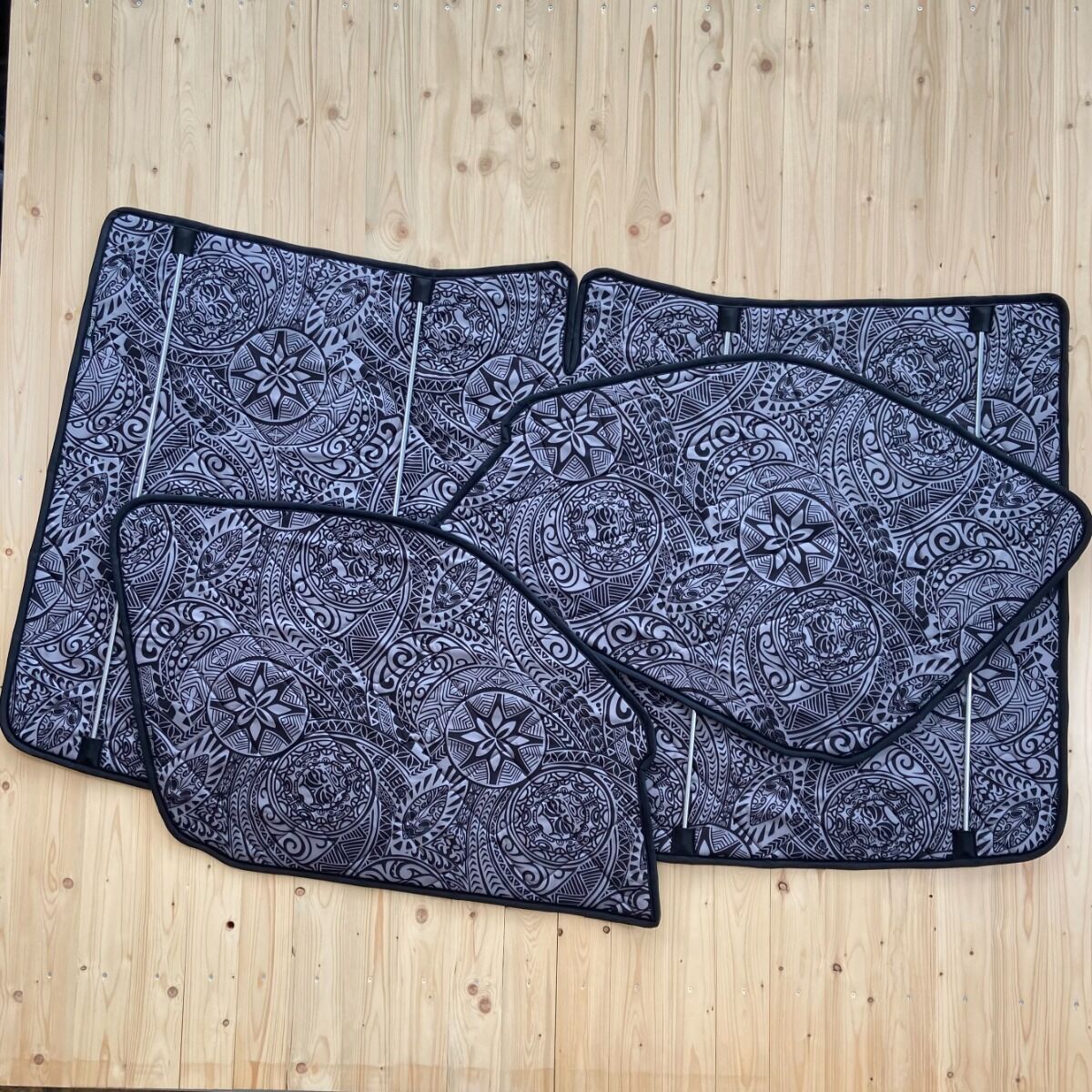 Lagerware: Magnet-Thermomatte Mercedes Sprinter 3 Cockpit-Set mit Haltegriffen  [Drive Dressy Hawaii Dream / Schwarz]