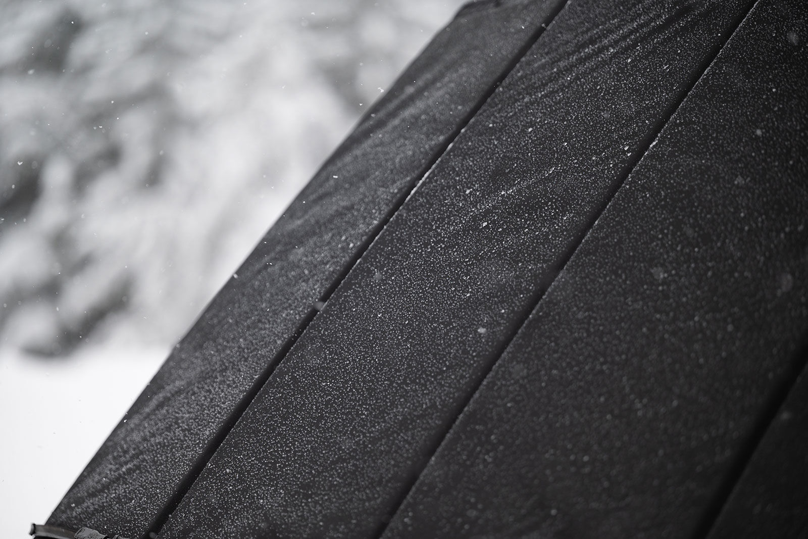 Magnet-Außenisolierung für Mercedes Sprinter 907, wasserabweisendes und spinnschwarzes Außenmaterial in der Detailansicht.