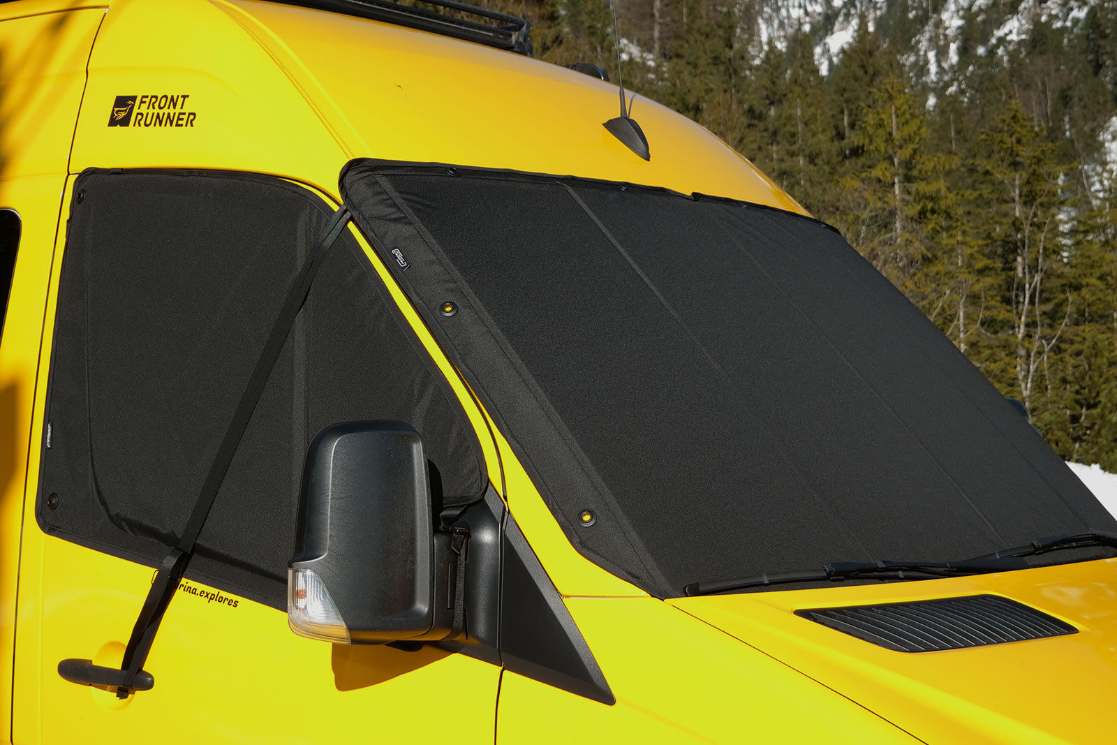 Magnet-Außenisolierung für Mercedes Sprinter 906 und VW Crafter 1 mit zusätzlichen Spanngurten zur Befestigung am Türgriff und am Außenspiegel.