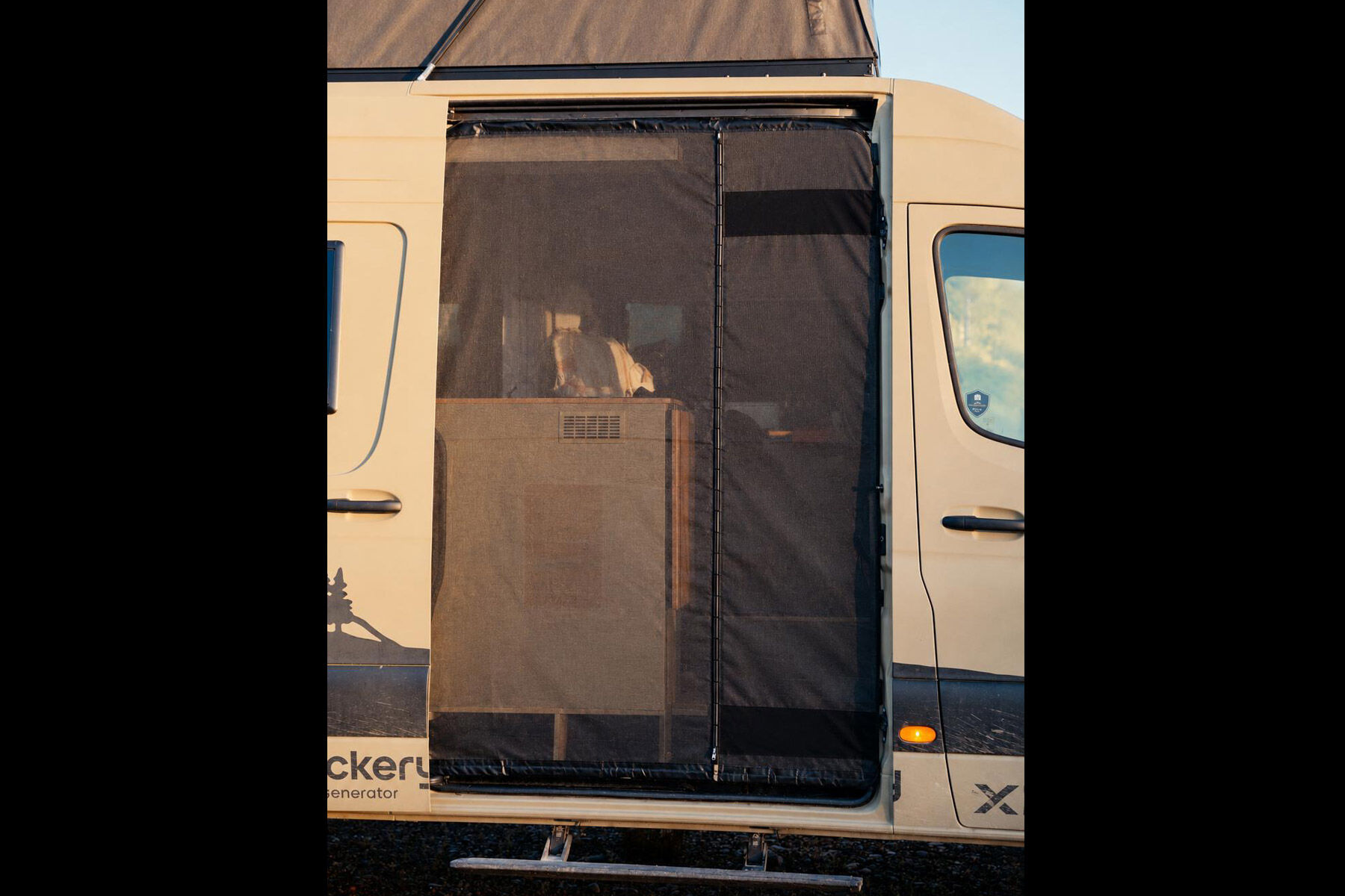 Patentierter Magnetreißverschluss in der Mitte des Moskitonetzes für den freihändigen Zugang zum Camper.