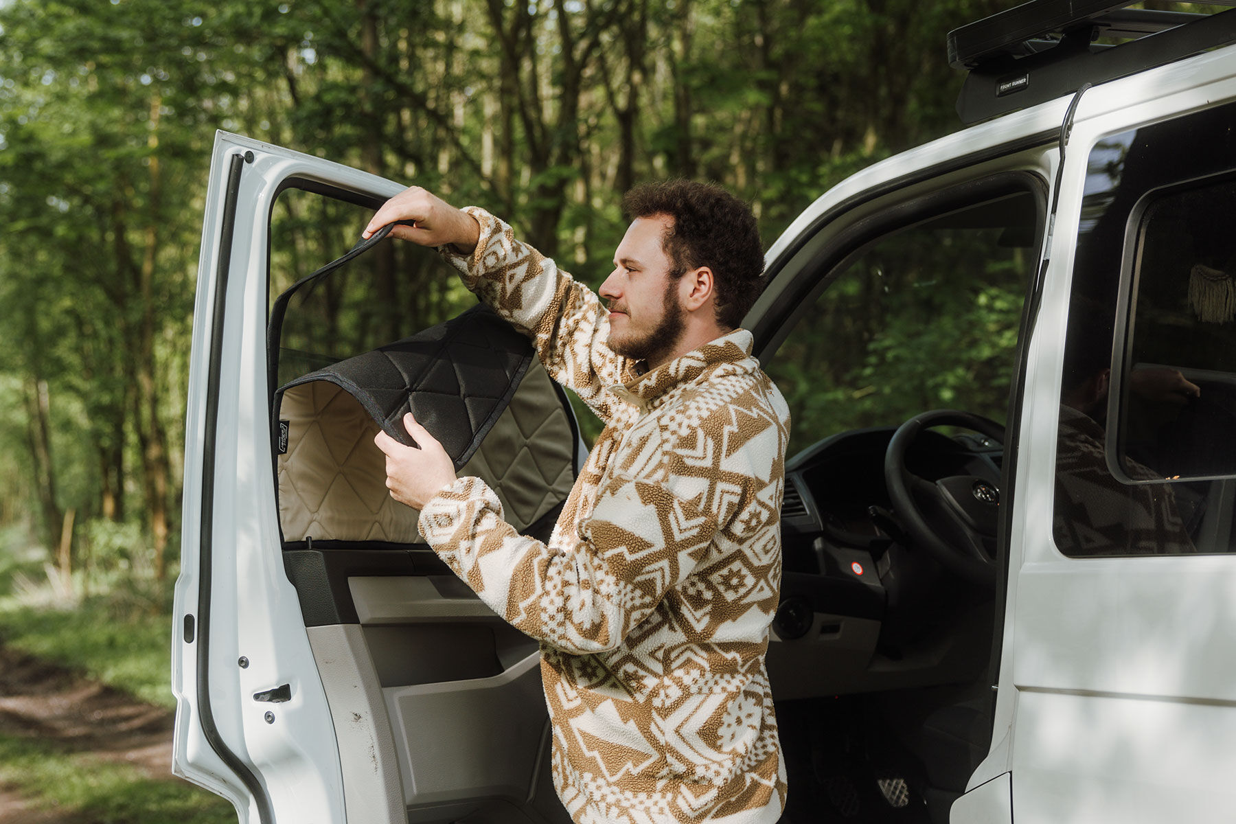 Magnet-Moskitonetz für VW T6 Multivan, Caravelle, California, Transporter, kombiniert mit Magnete Thermomatten von Project Camper