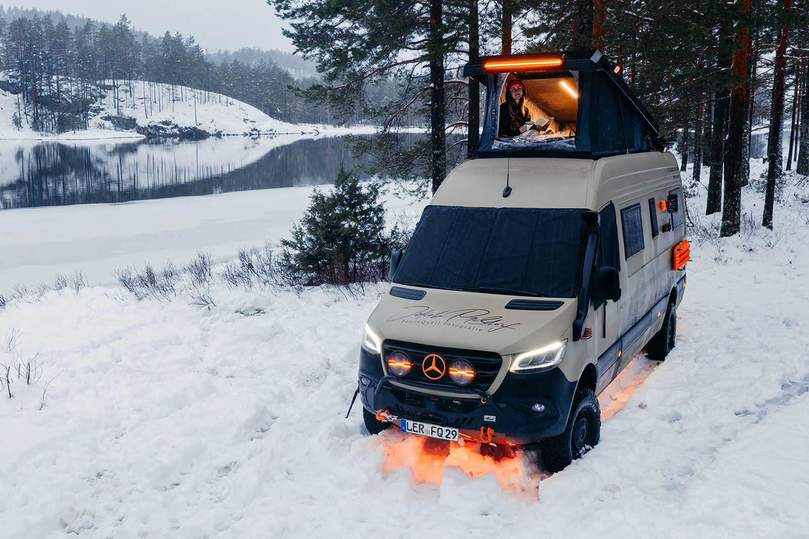 Mercedes Sprinter 3 mit installierter Magnet-Außenisolierung als ideale, ganzjährige Isolierung, Verdunkelung und Sichtschutz.