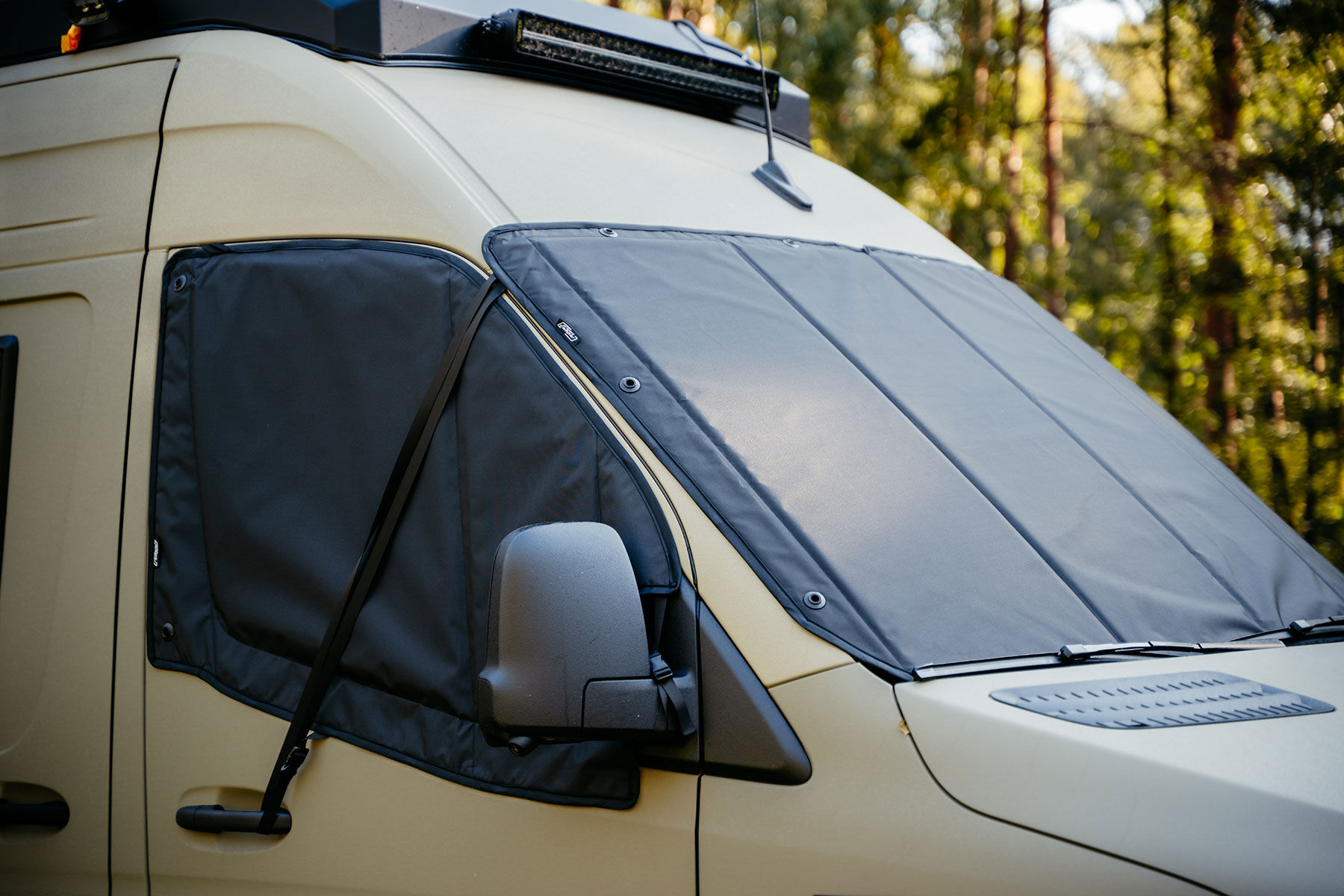 Magnetische Thermomatte für das Seitenfenster im Fahrerhaus eines Mercedes Sprinter 3 zur effektiven Außenisolierung.