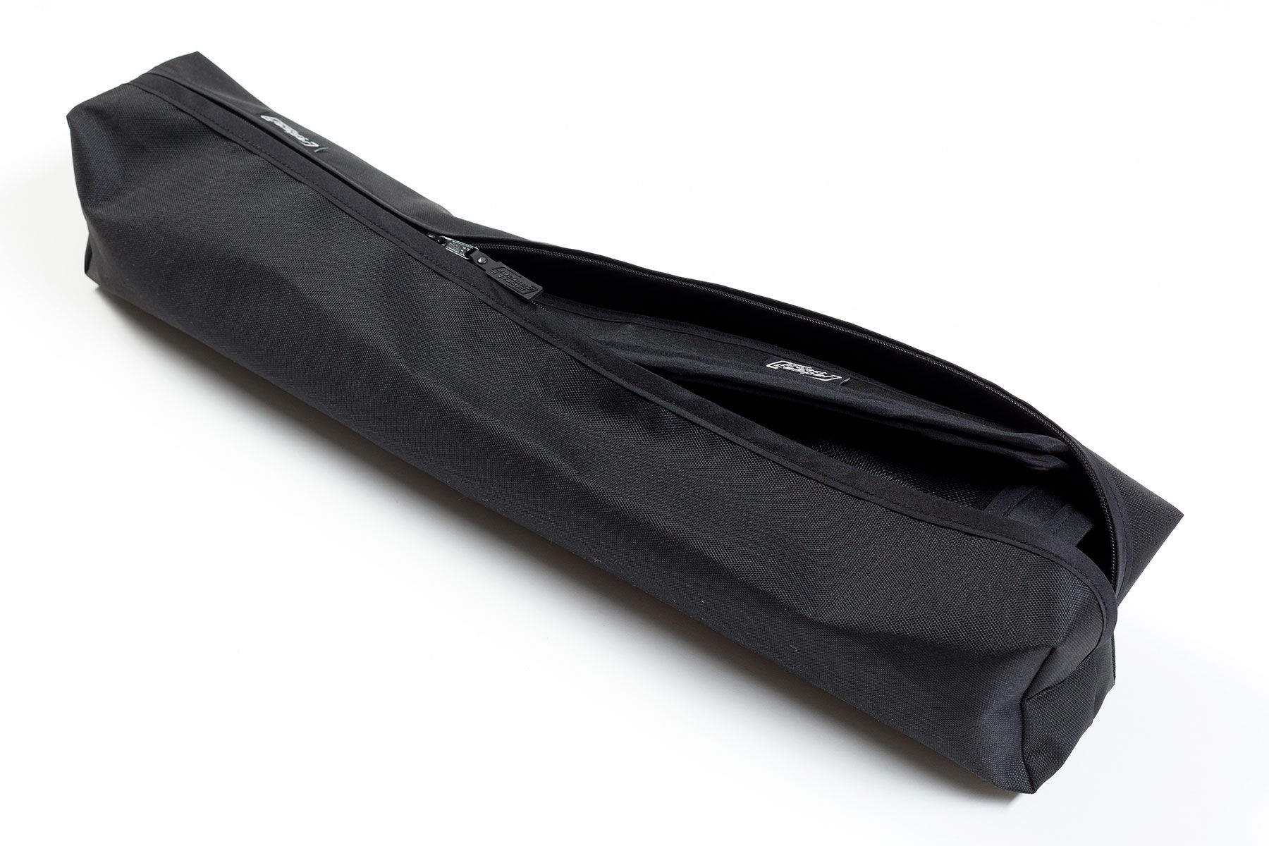 Maßgeschneiderte Schutztasche für Magnet-Moskitonetze mit Reißverschluss geöffnet