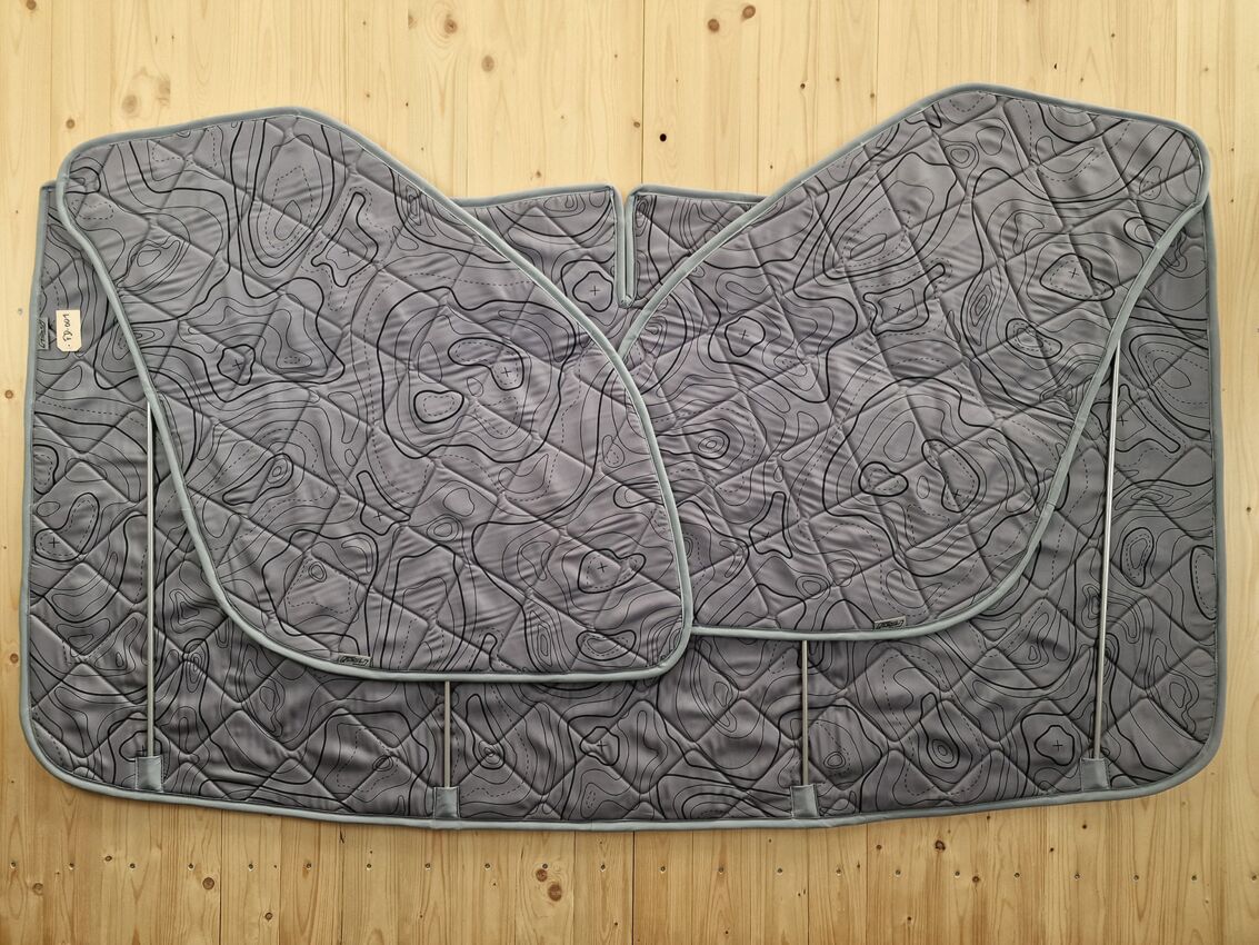 Lagerware: Magnet-Thermomatten Fiat Ducato (und Baugleiche) Cockpit-Set, Innenfarbe DriveDressy Wild Lines Grey, Außenfarbe Lichtgrau