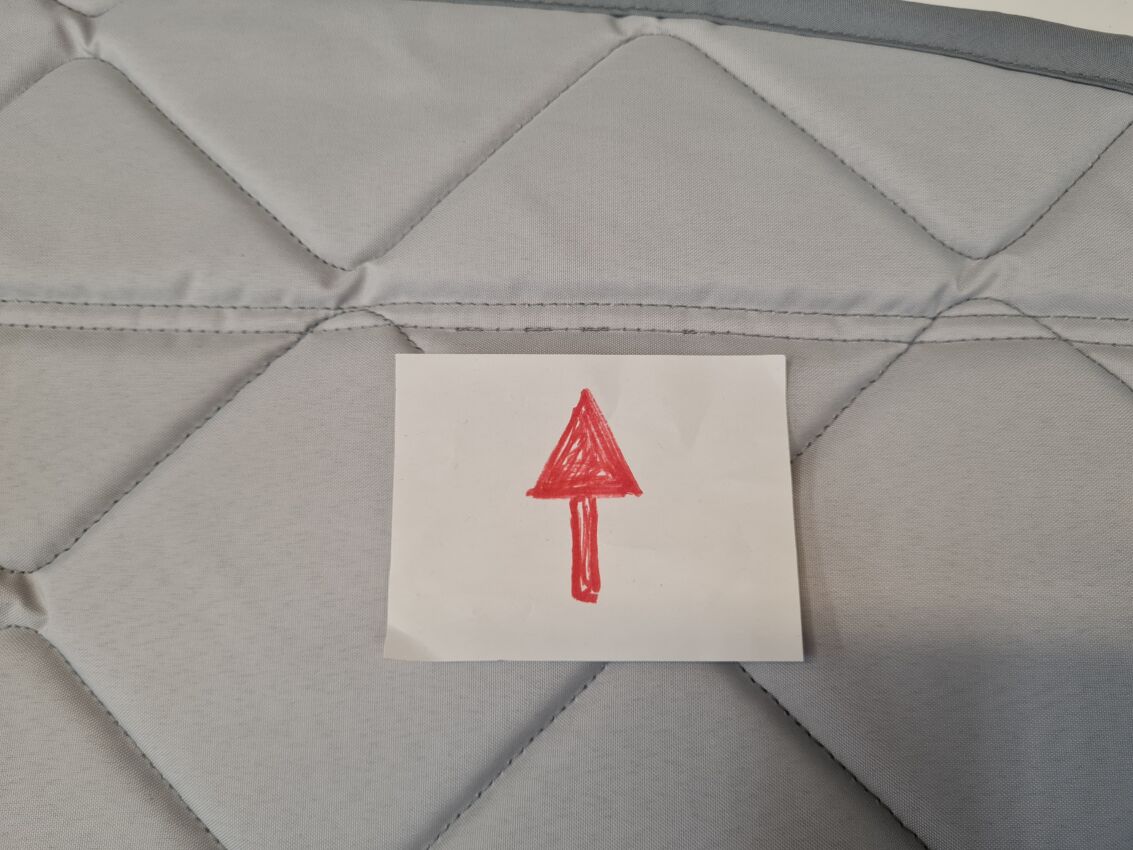B-Ware: Magnet-Thermomatte VW Caddy Seitenscheibe Cockpit Beifahrerseite mit Klappnaht für Lüftungsgitter (inkl. kleiner Dreiecksscheibe) [Stone (Grau)/Lichtgrau]