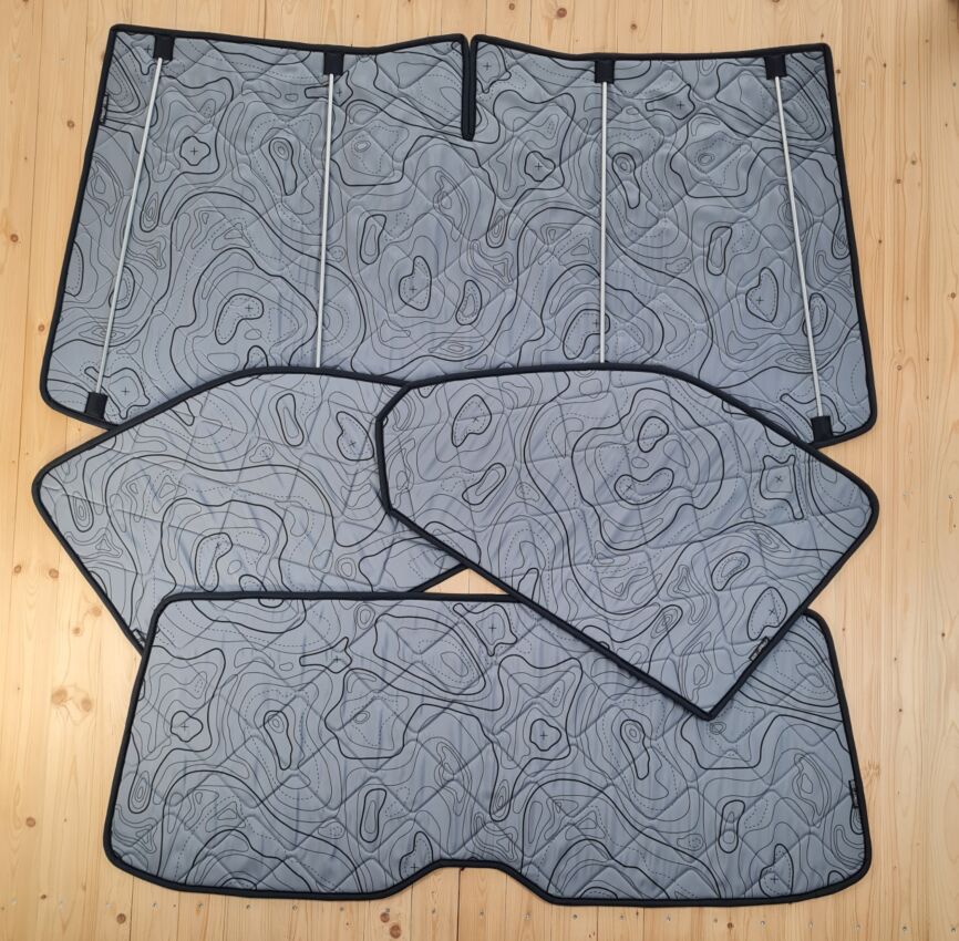 Lagerware: Magnet-Thermomatten VW T5 Cockpit-Set und Heckscheibe [DriveDressy Wild lines grey / Schwarz]