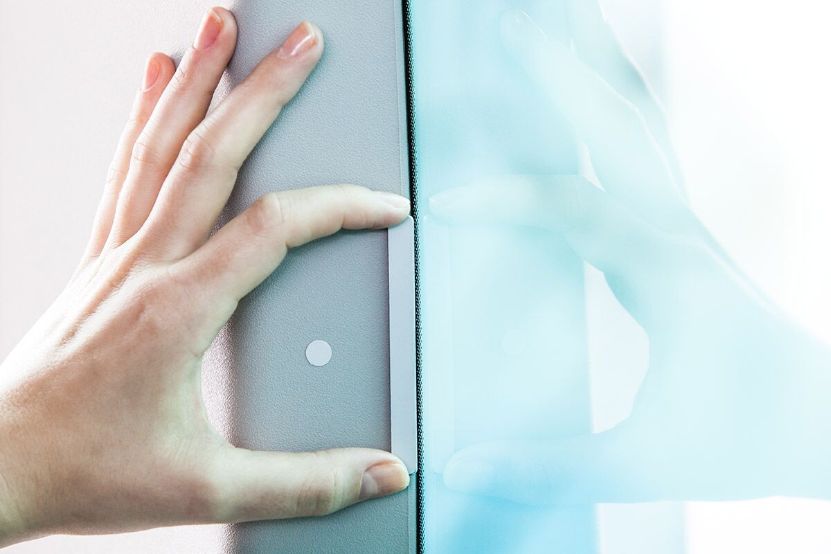 Farbaufkleber für Metallpad (1 Stück) am Fensterrahmen aufkleben