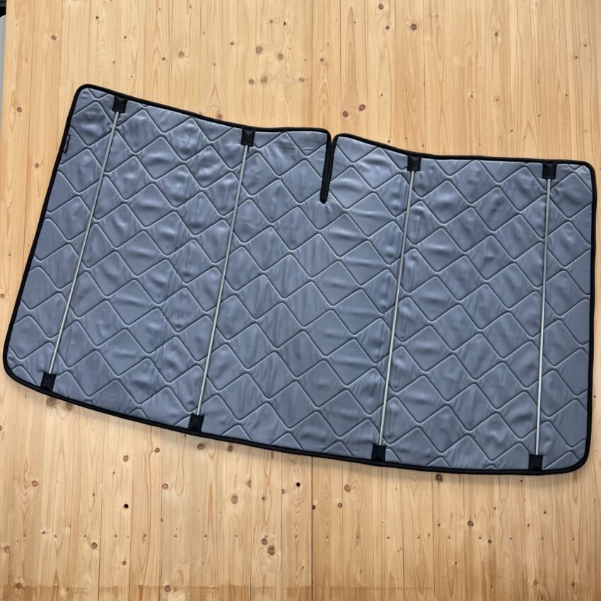 B-Ware: Magnet-Thermomatte VW Crafter und Mercedes Sprinter Windschutzscheibe mit Innenraum-Rückspiegel [Drive Dressy Grey / Schwarz]