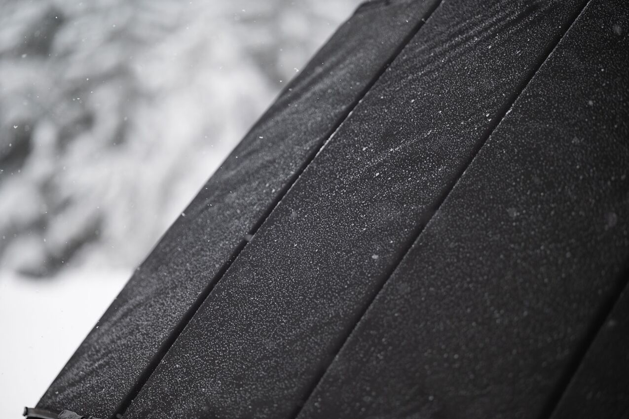 Magnet-Außenisolierung für Mercedes Sprinter 907, wasserabweisendes und spinnschwarzes Außenmaterial in der Detailansicht.