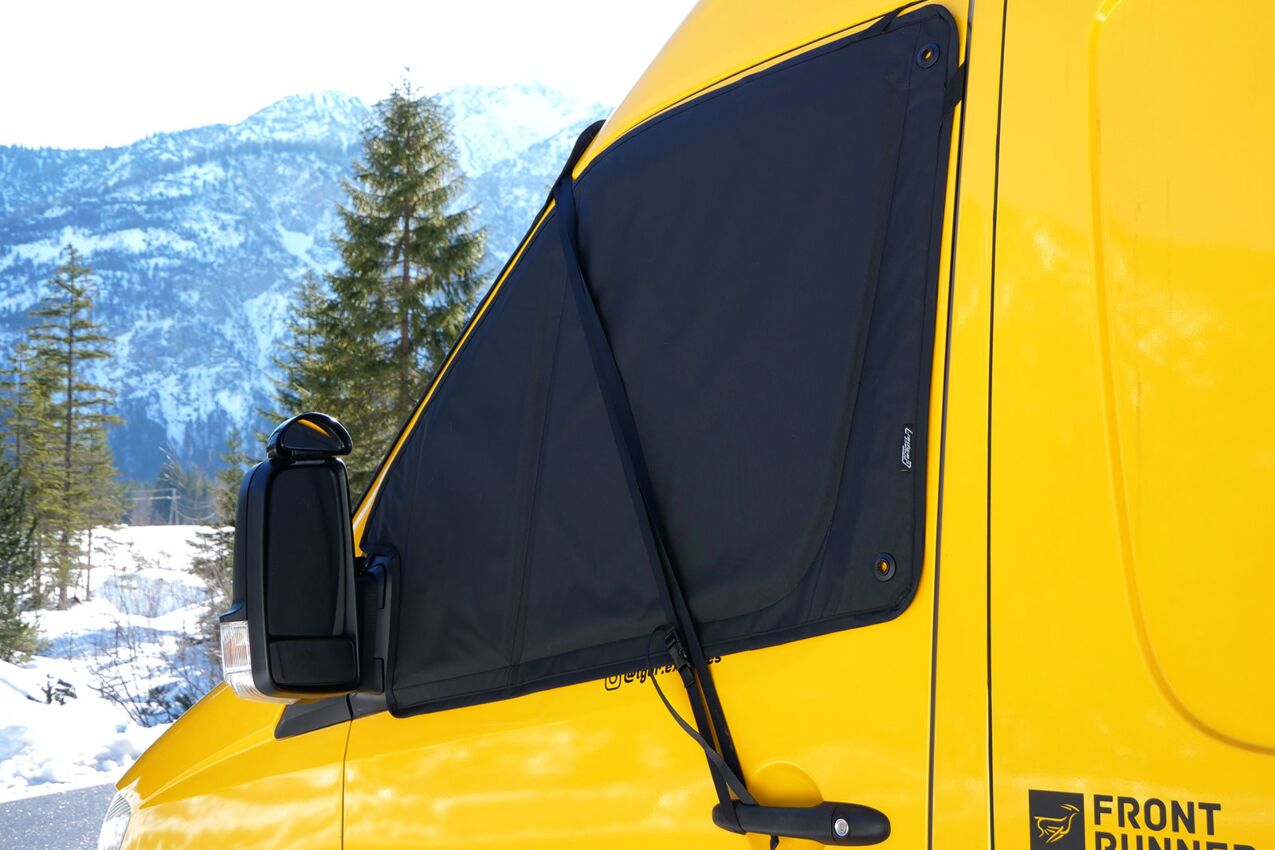 Außenisolierung für Mercedes Sprinter 906 und VW Crafter 1 montiert an Seitenscheibe Fahrertür.