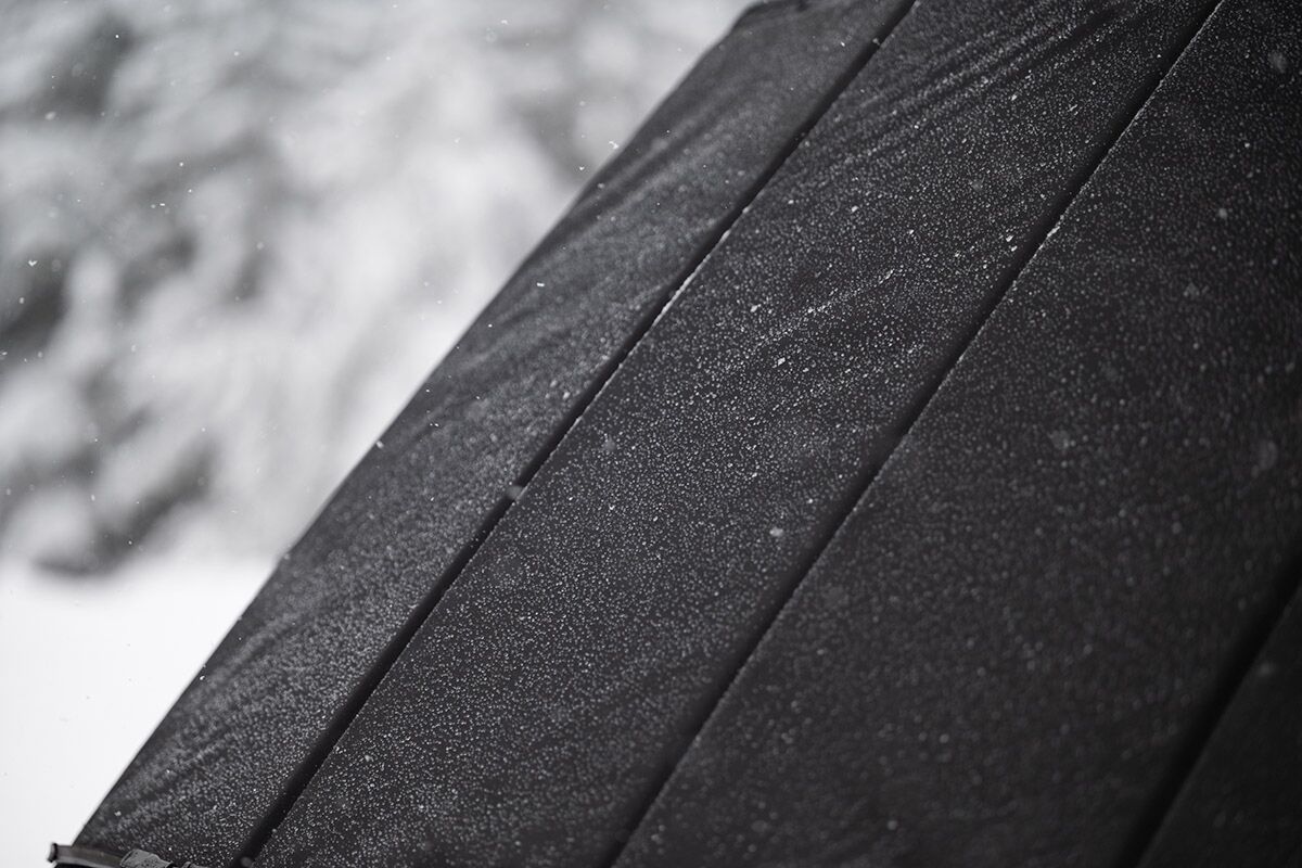 Magnet-Außenisolierung für Mercedes Sprinter 906 (2006-2018) und VW Crafter 1 (2006-2016) wasserabweisendes und spinnschwarzes Außenmaterial in der Detailansicht.