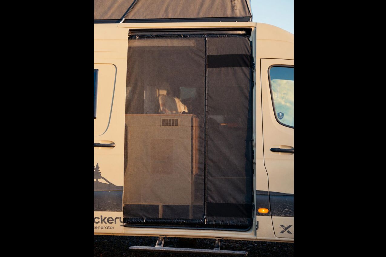 Patentierter Magnetreißverschluss in der Mitte des Moskitonetzes für den freihändigen Zugang zum Camper.