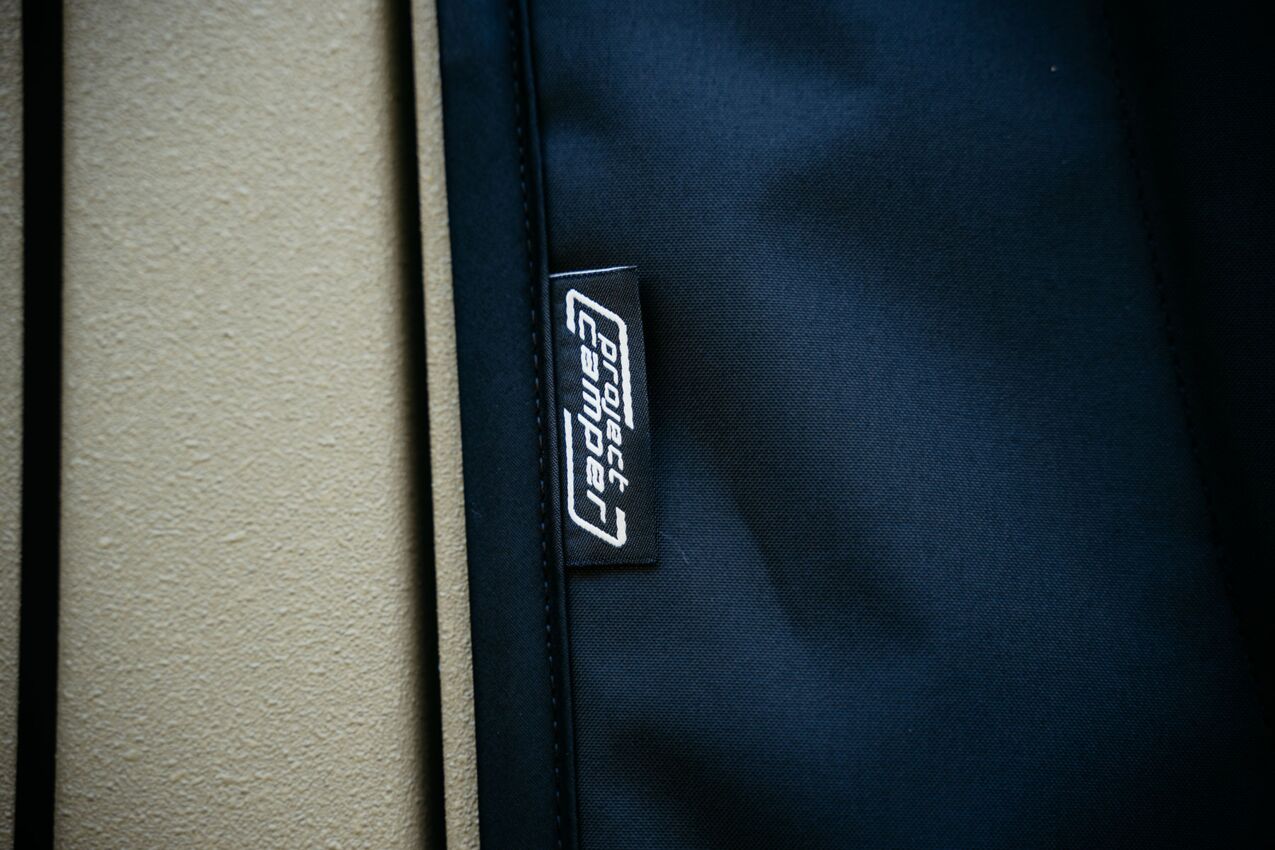 Detailaufnahme der magnetischen Befestigung der Außenisolierung am Mercedes Sprinter Karosserierahmen ohne Bohren.