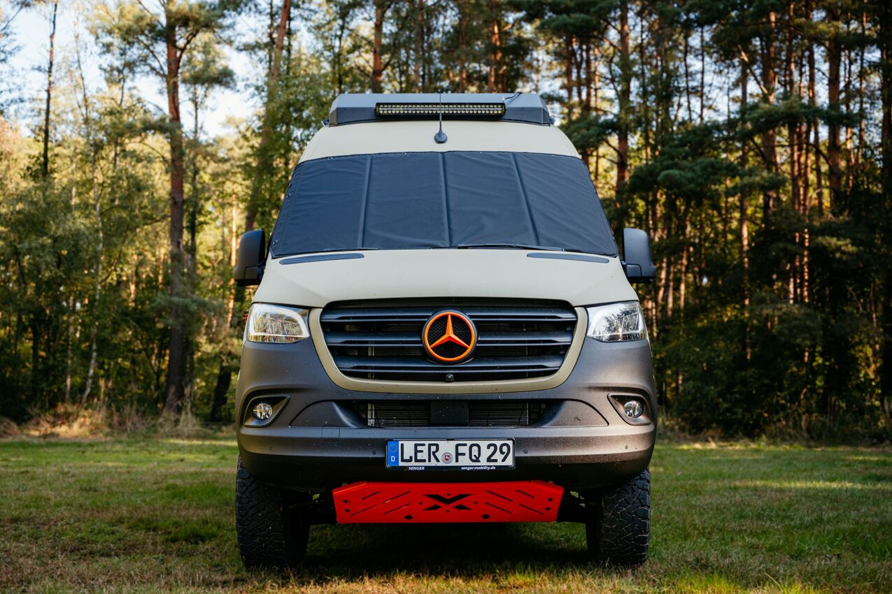 Nahaufnahme des wetterfesten und UV-beständigen Obermaterials der schwarzen Thermomatte für den Sprinter Campervan.