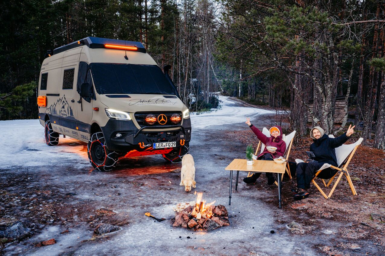 Schwarze Magnet-Außenisolierung von Project Camper passgenau montiert auf der Windschutzscheibe eines Mercedes Sprinter 907/910.