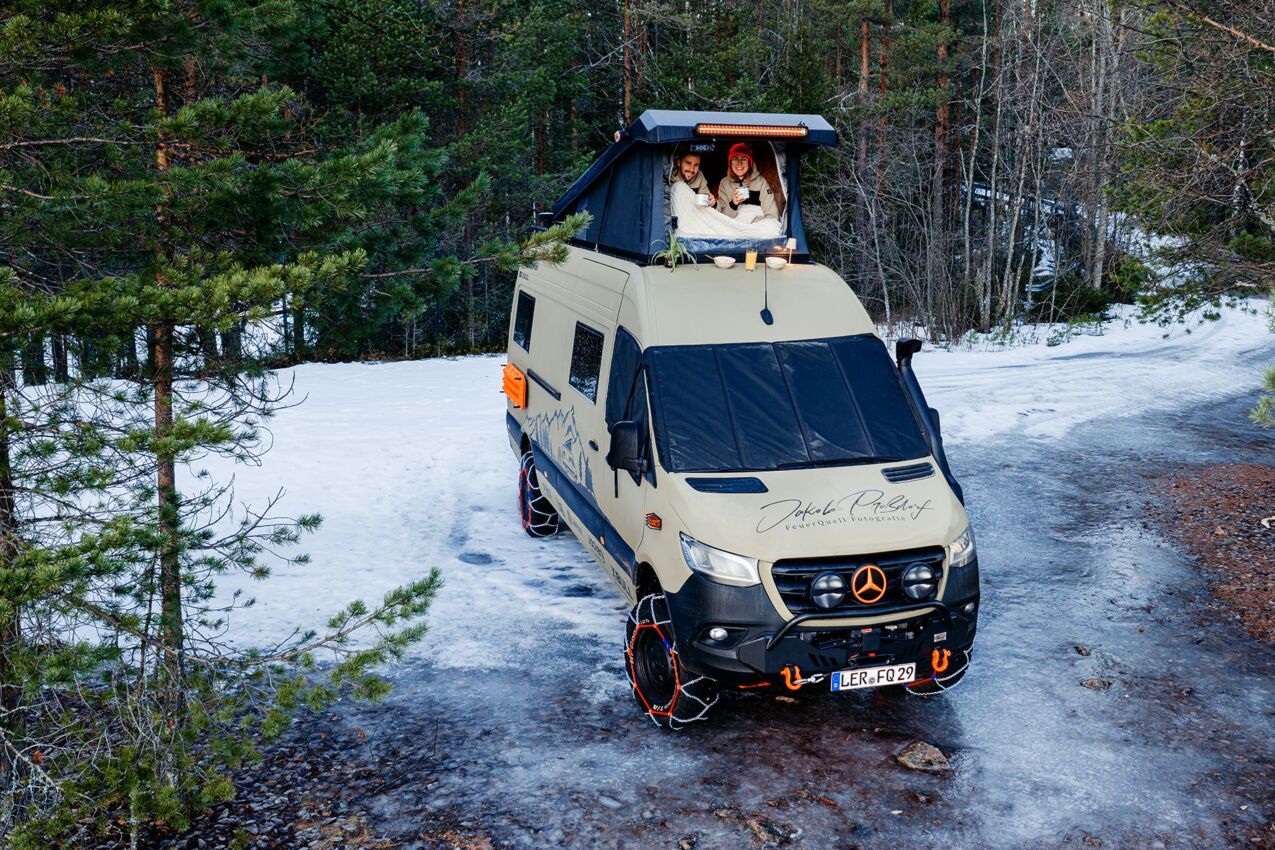 Mercedes Sprinter Wohnmobil mit installierter Magnet-Außenisolierung auf einem Stellplatz in der Natur.