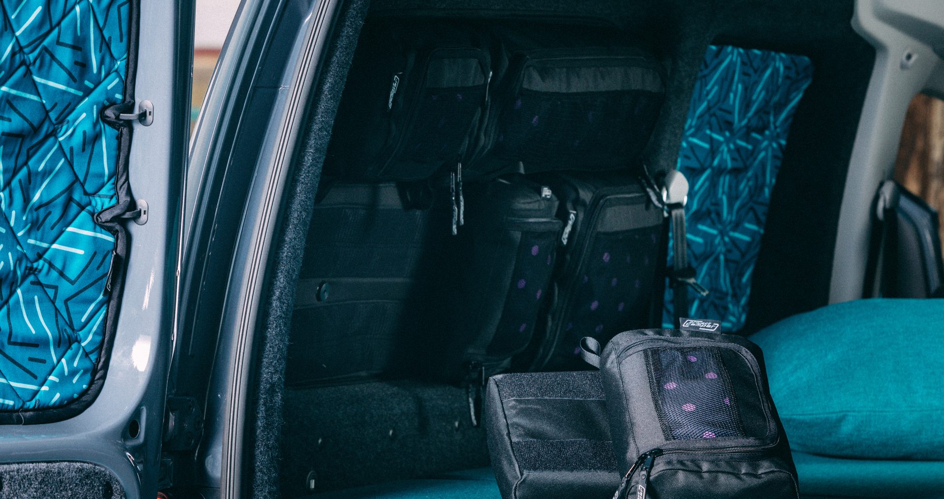 Multiboard Klett-Fenstertaschensystem mit Netztaschen im Fahrzeug