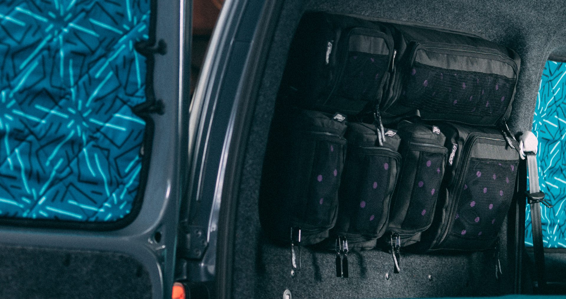 Multiboard Klett-Fenstertaschensystem im ge&ouml;ffneten Fahrzeug